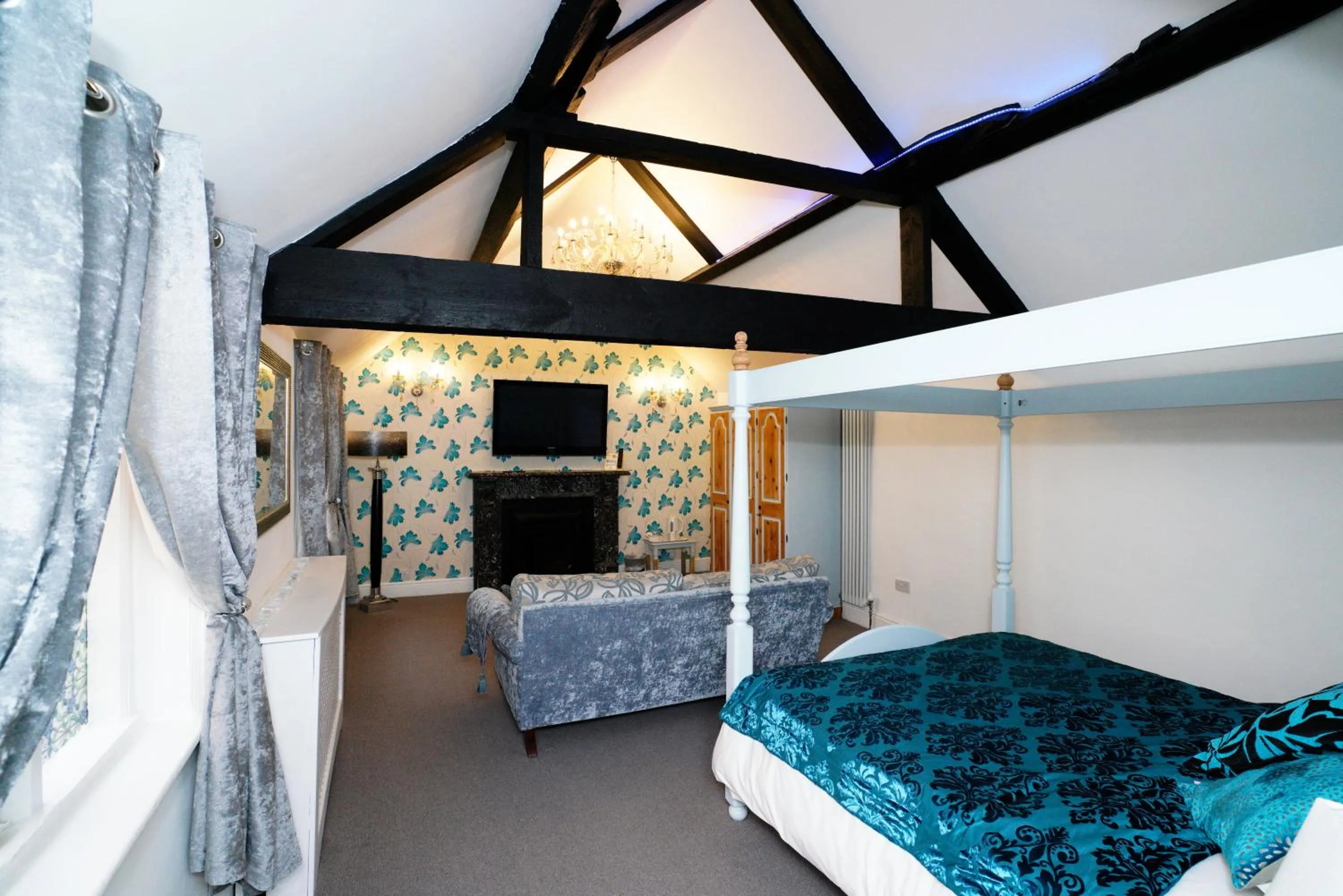 Bed in Three Queens Hotel