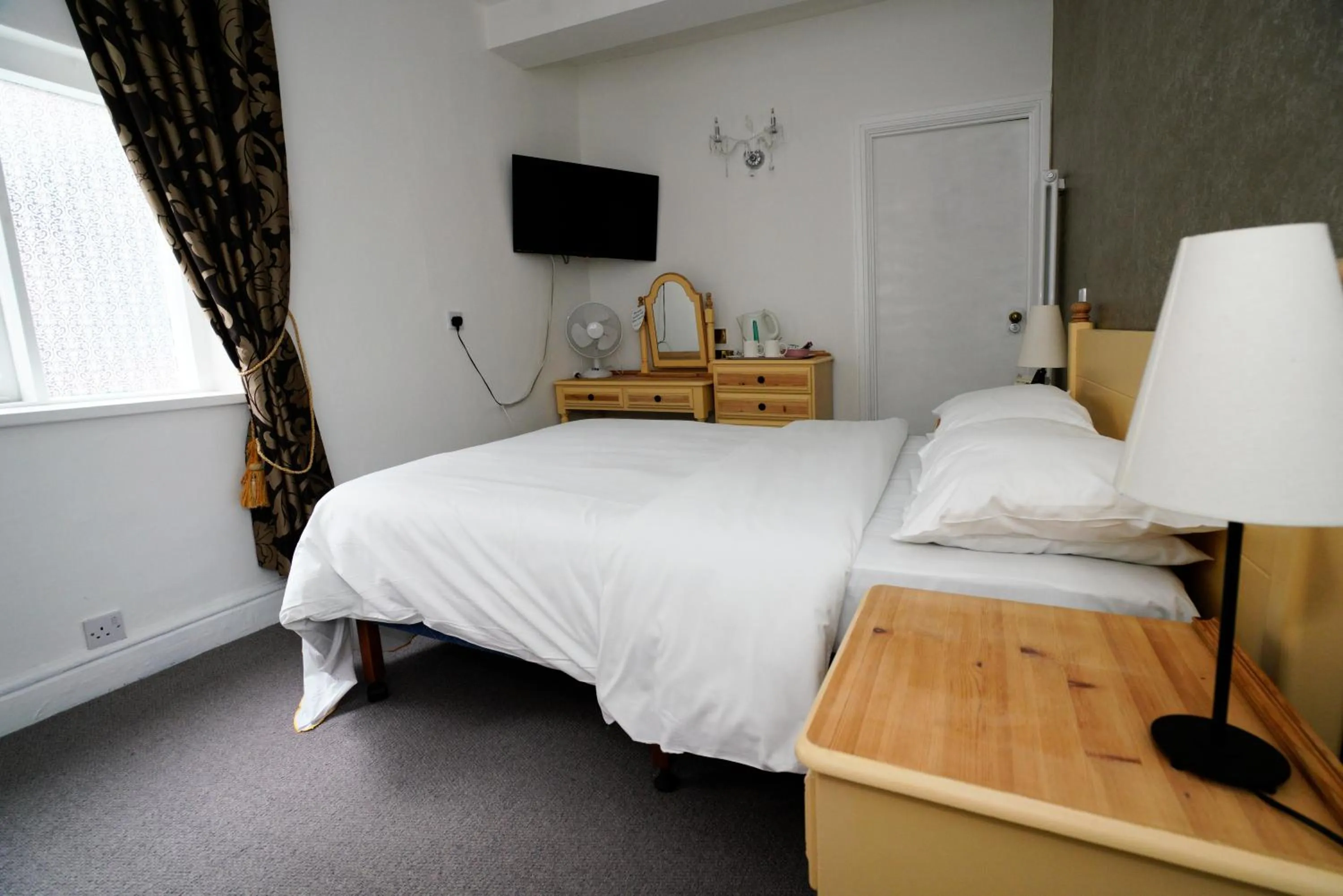 Bed in Three Queens Hotel