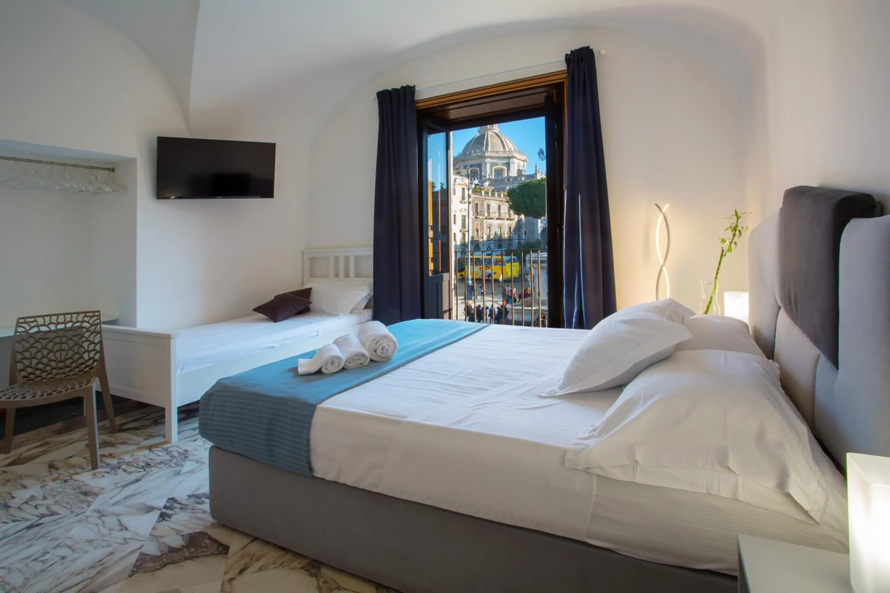 Nearby landmark, Bed in Le Suites Del Duomo House