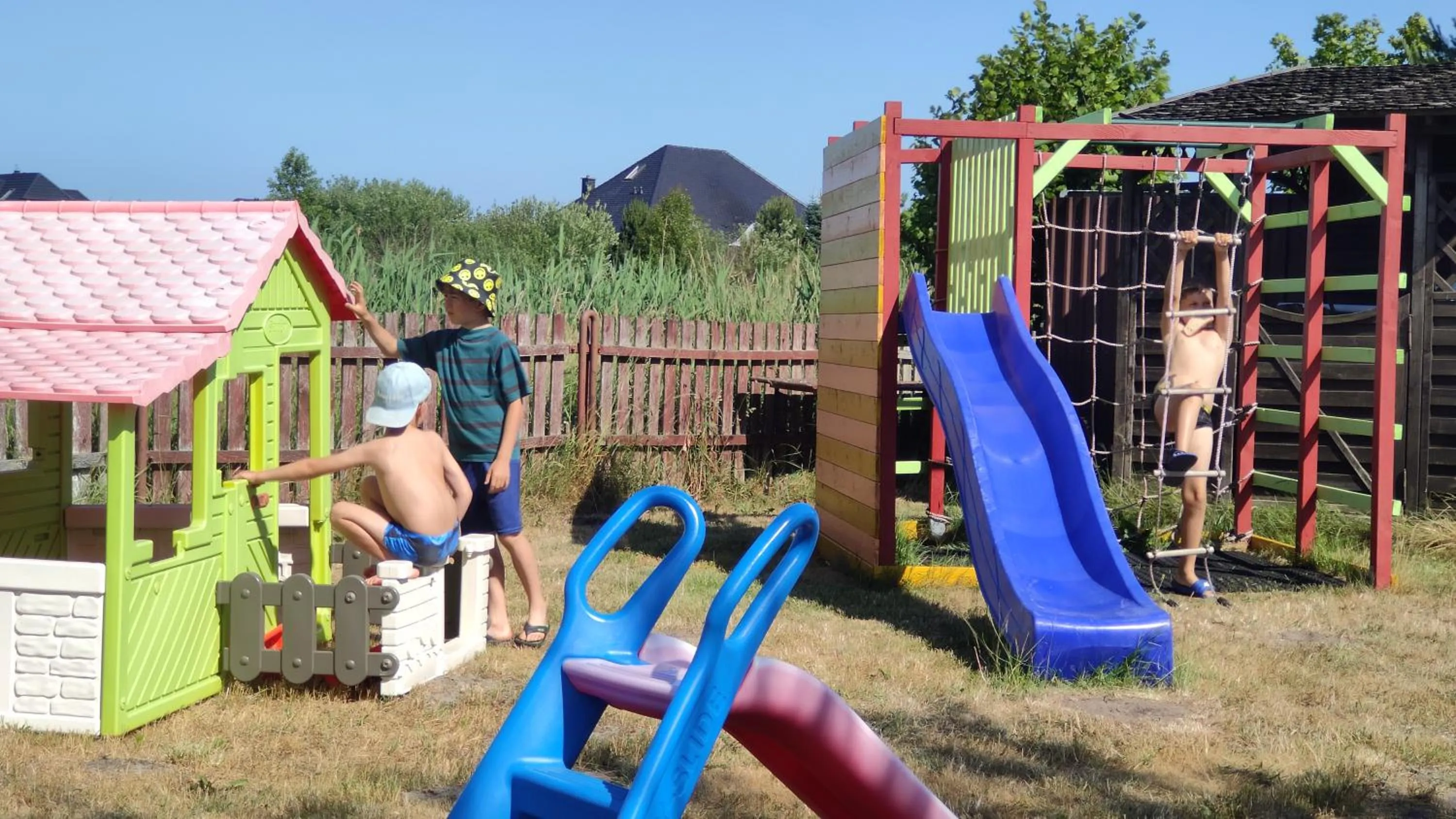 Children play ground in Słoneczny Dom pokoje i apartament na wynajem