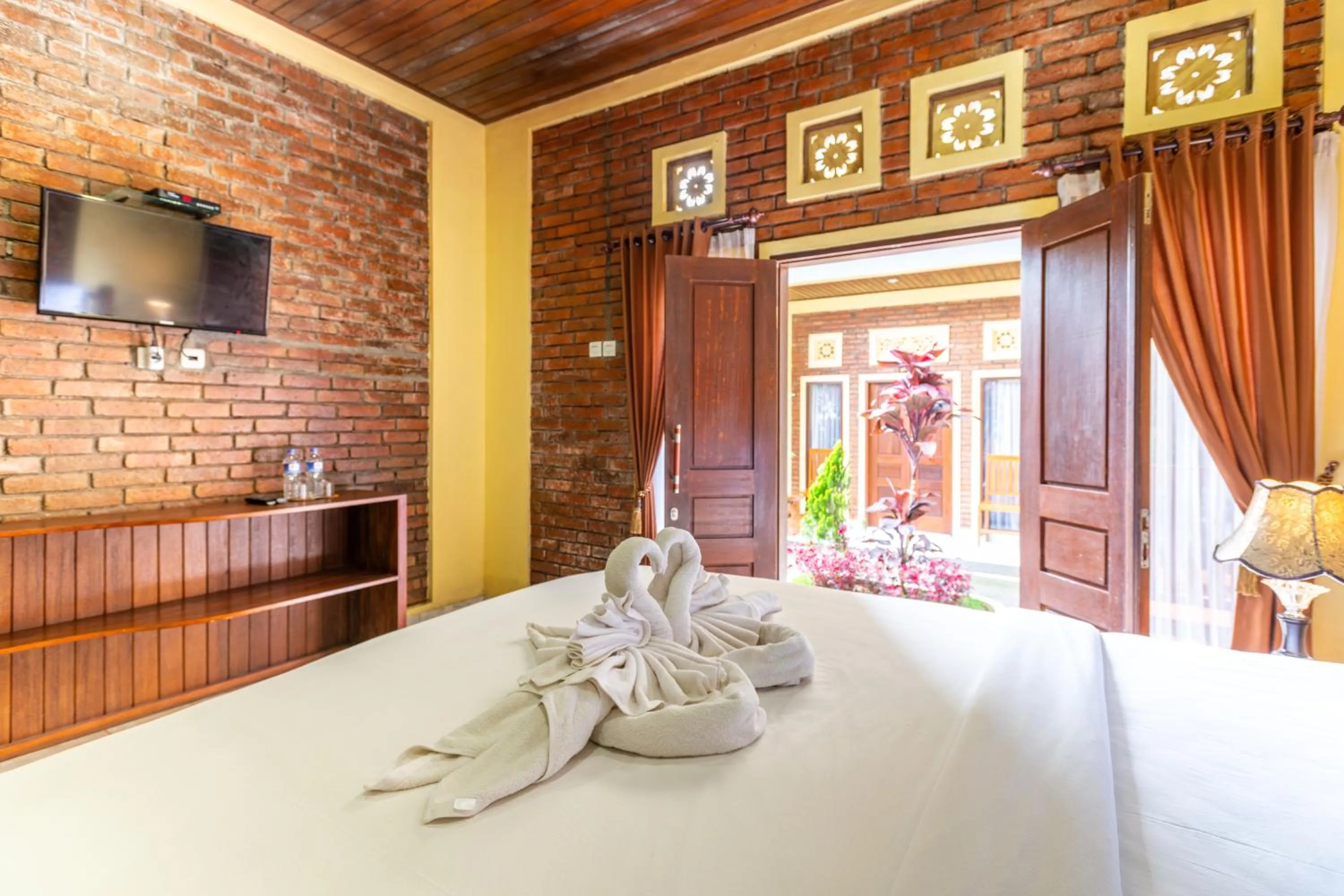 Bed in The Garuda Villa and Restaurant