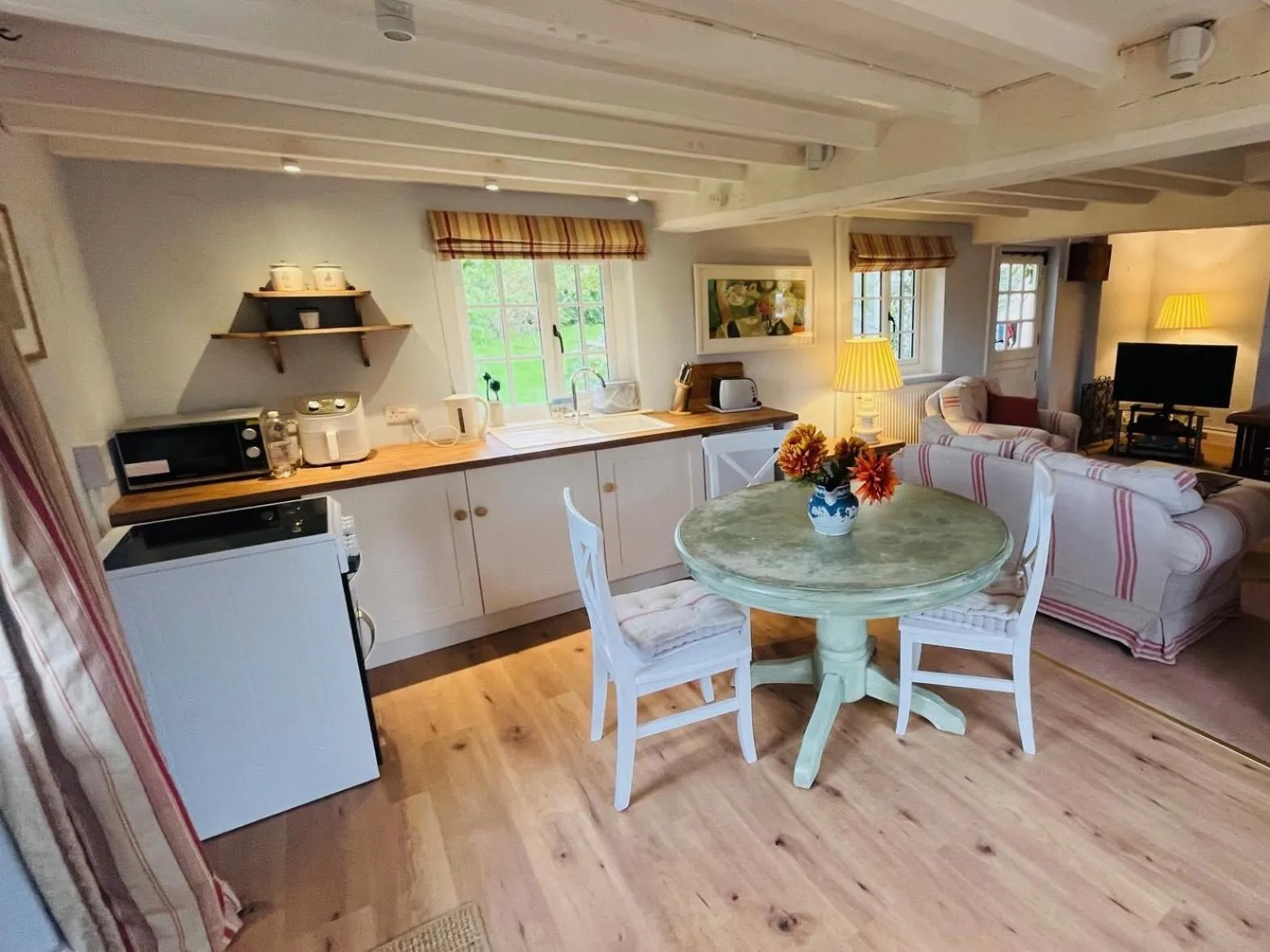 Kitchen or kitchenette in Mulsford Cottage