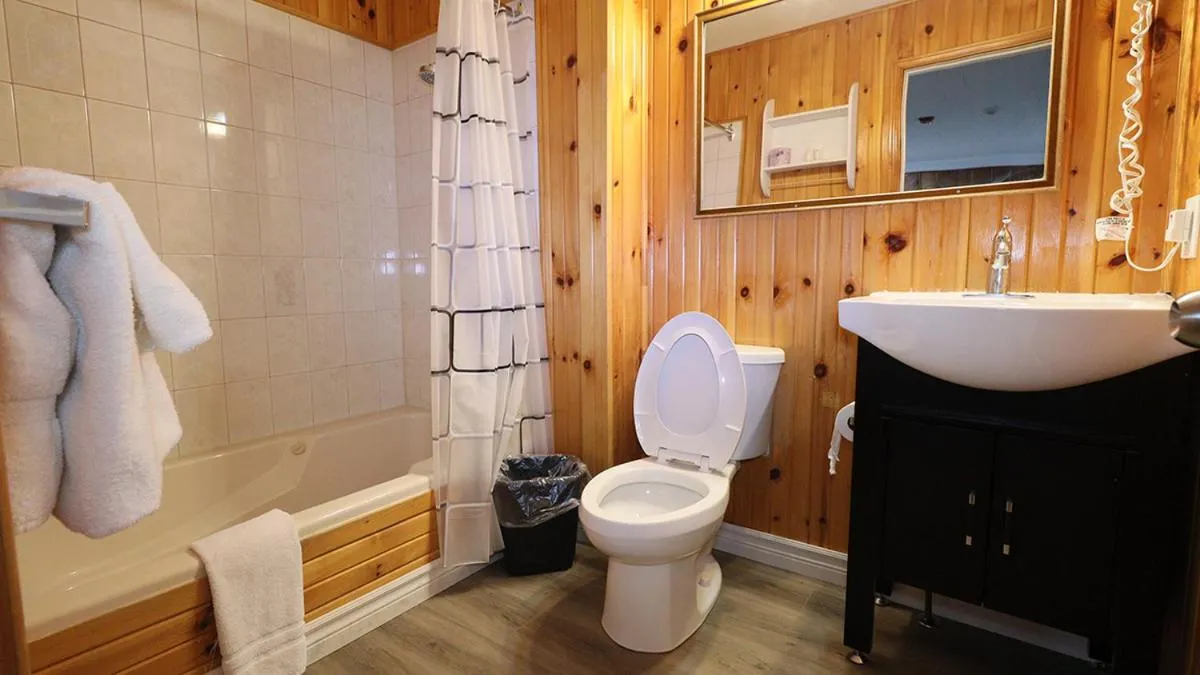 Algonquin Lakeside Inn