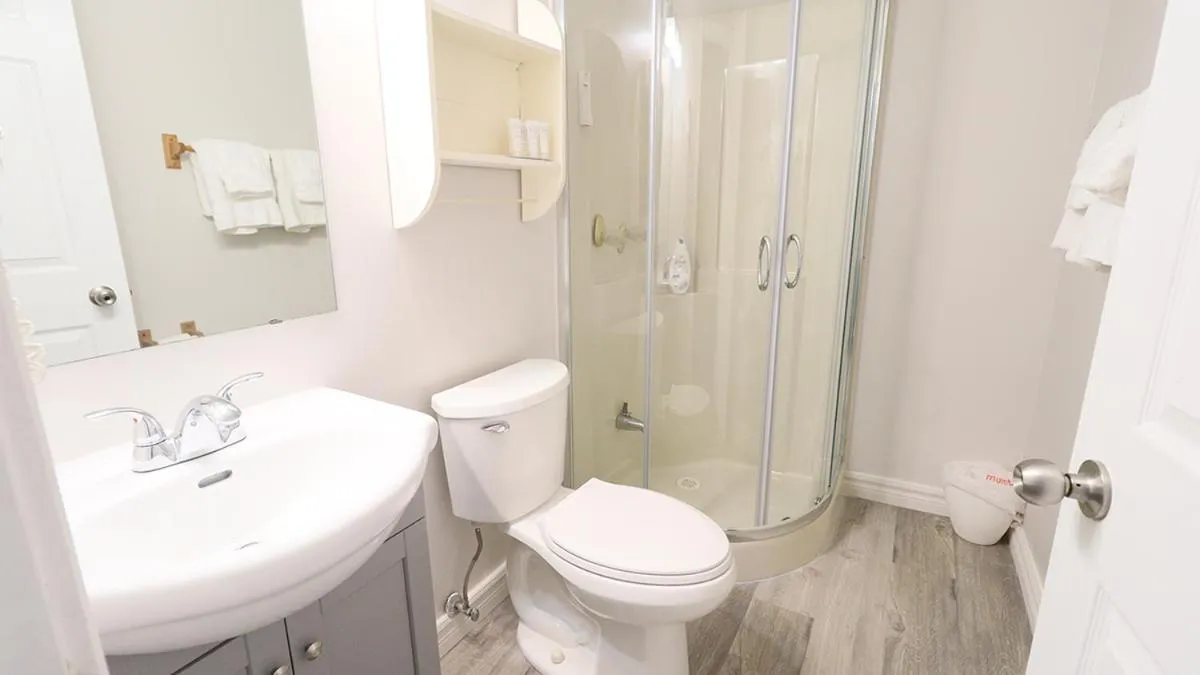 Algonquin Lakeside Inn