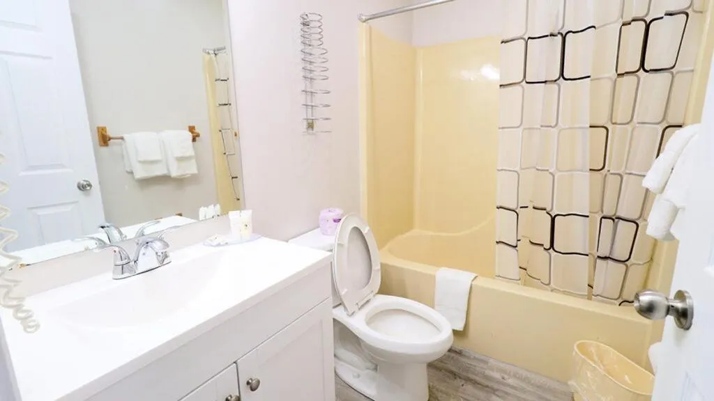 Algonquin Lakeside Inn