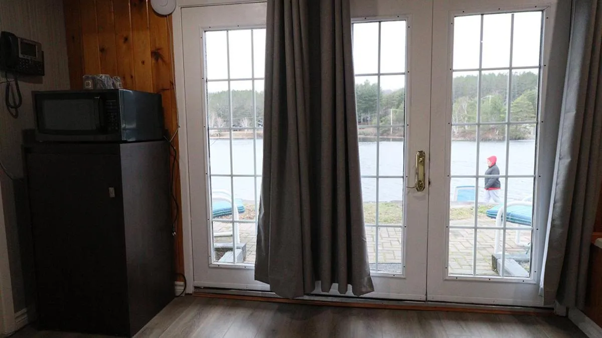 Algonquin Lakeside Inn