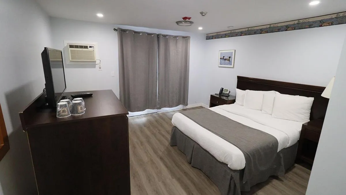 Bed in Algonquin Lakeside Inn