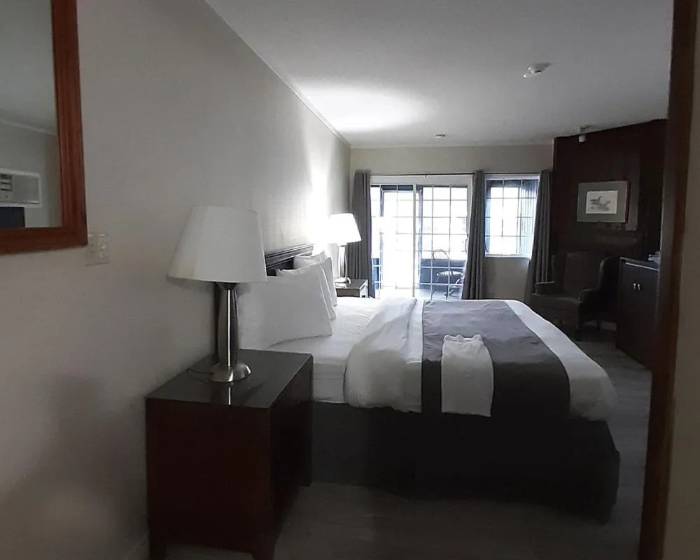 Bed in Algonquin Lakeside Inn