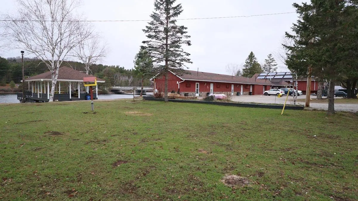 Algonquin Lakeside Inn