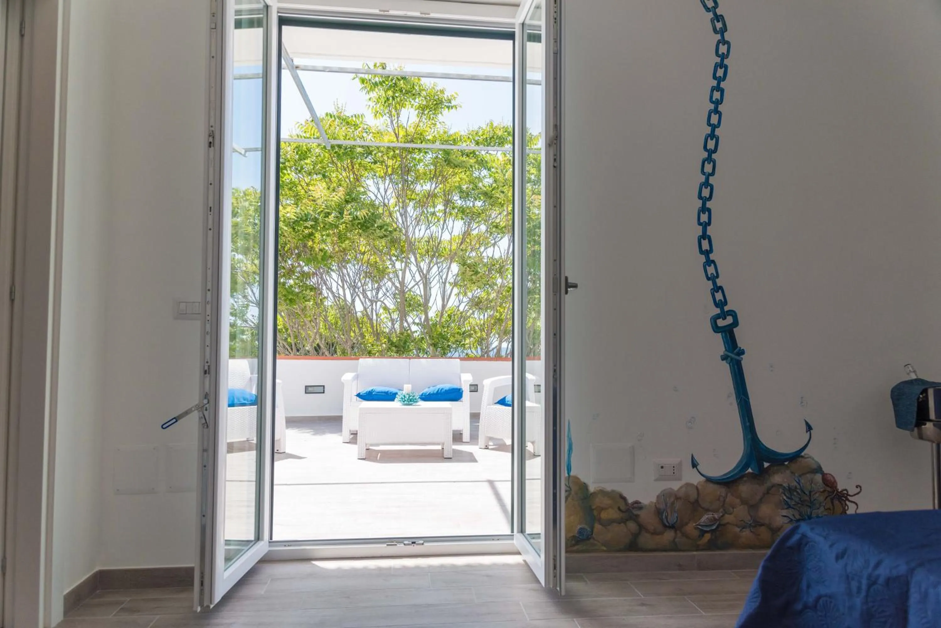 Photo of the whole room in Quasi in Porto Rooms