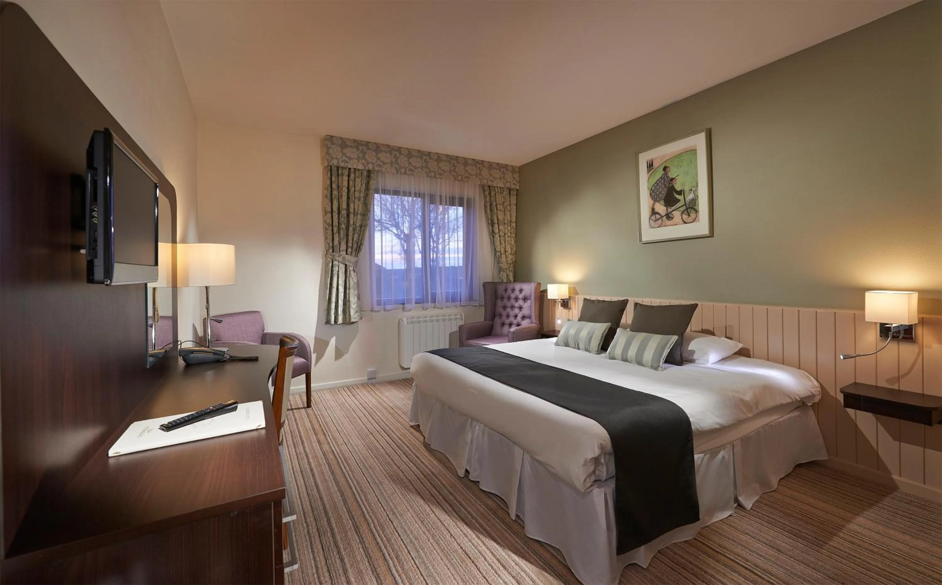 Photo of the whole room, Bed in The Peninsula Hotel