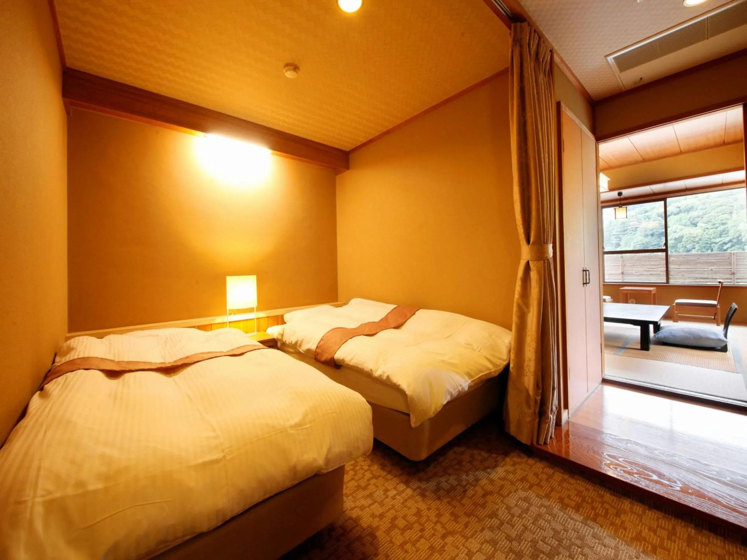 Photo of the whole room, Bed in Yugawara Ohnoya Ryokan