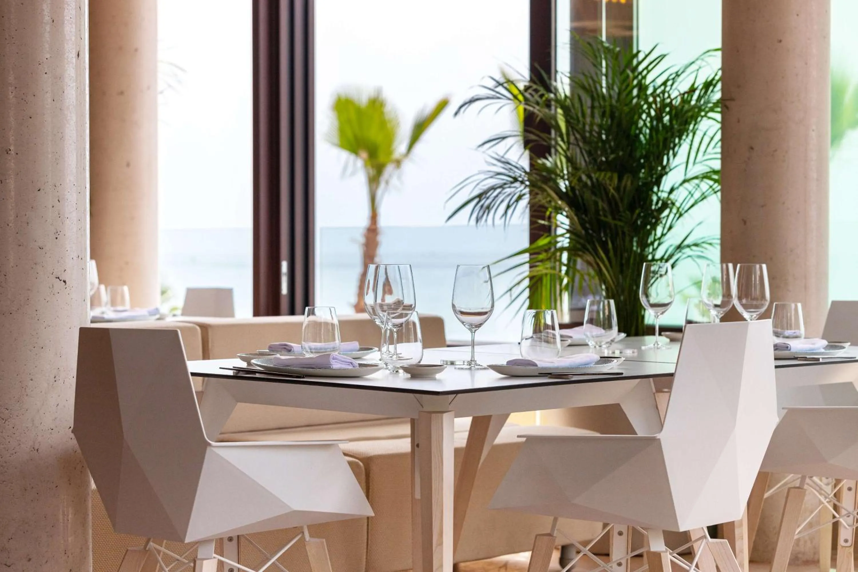 Restaurant/places to eat in Higuerón Hotel Málaga, Curio Collection by Hilton