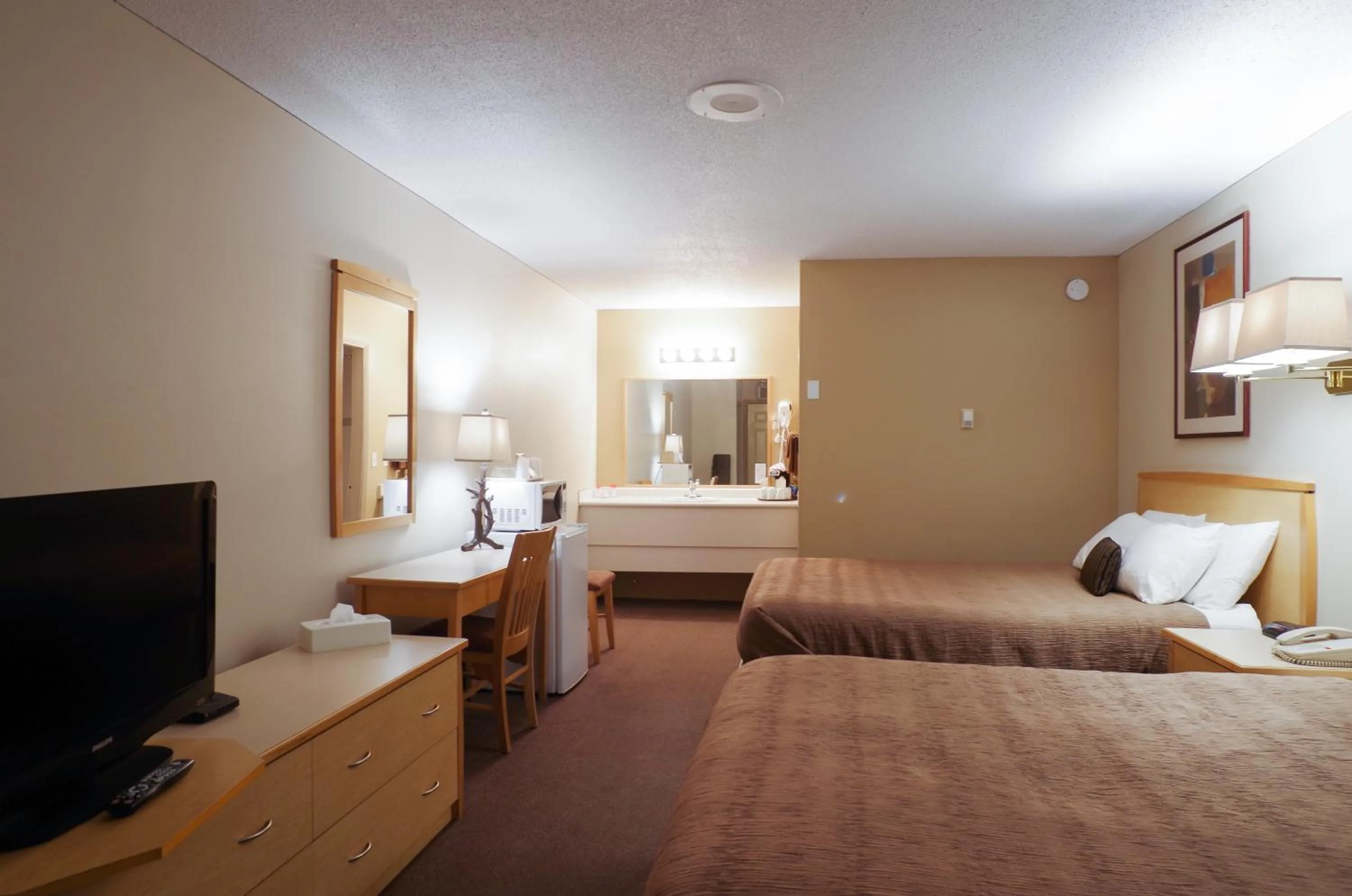 TV and multimedia, Bed in Canadas Best Value Inn and Suites Fernie