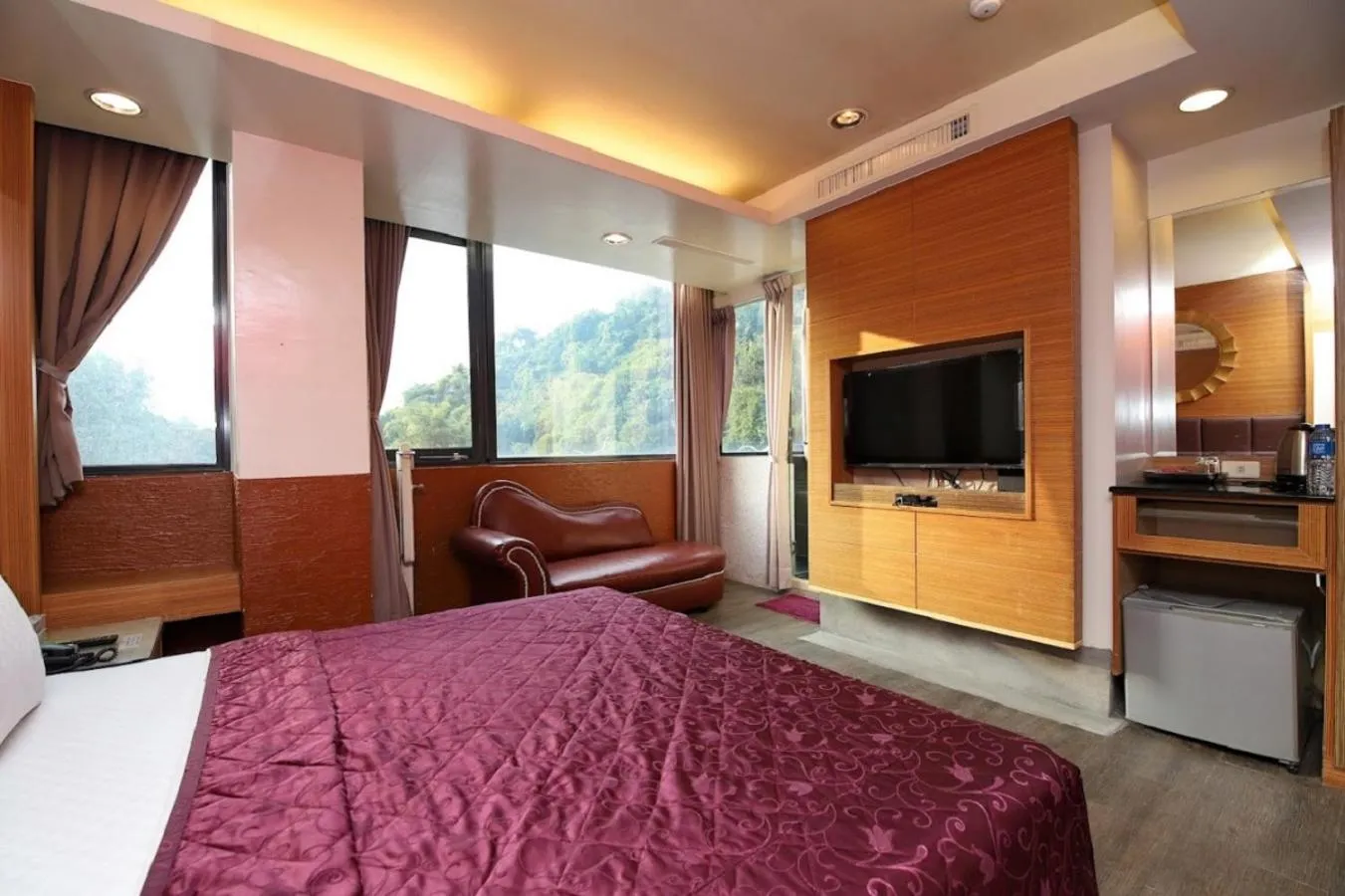 Hot Spring Bath, Bed in Yosemite Hot Spring Resort