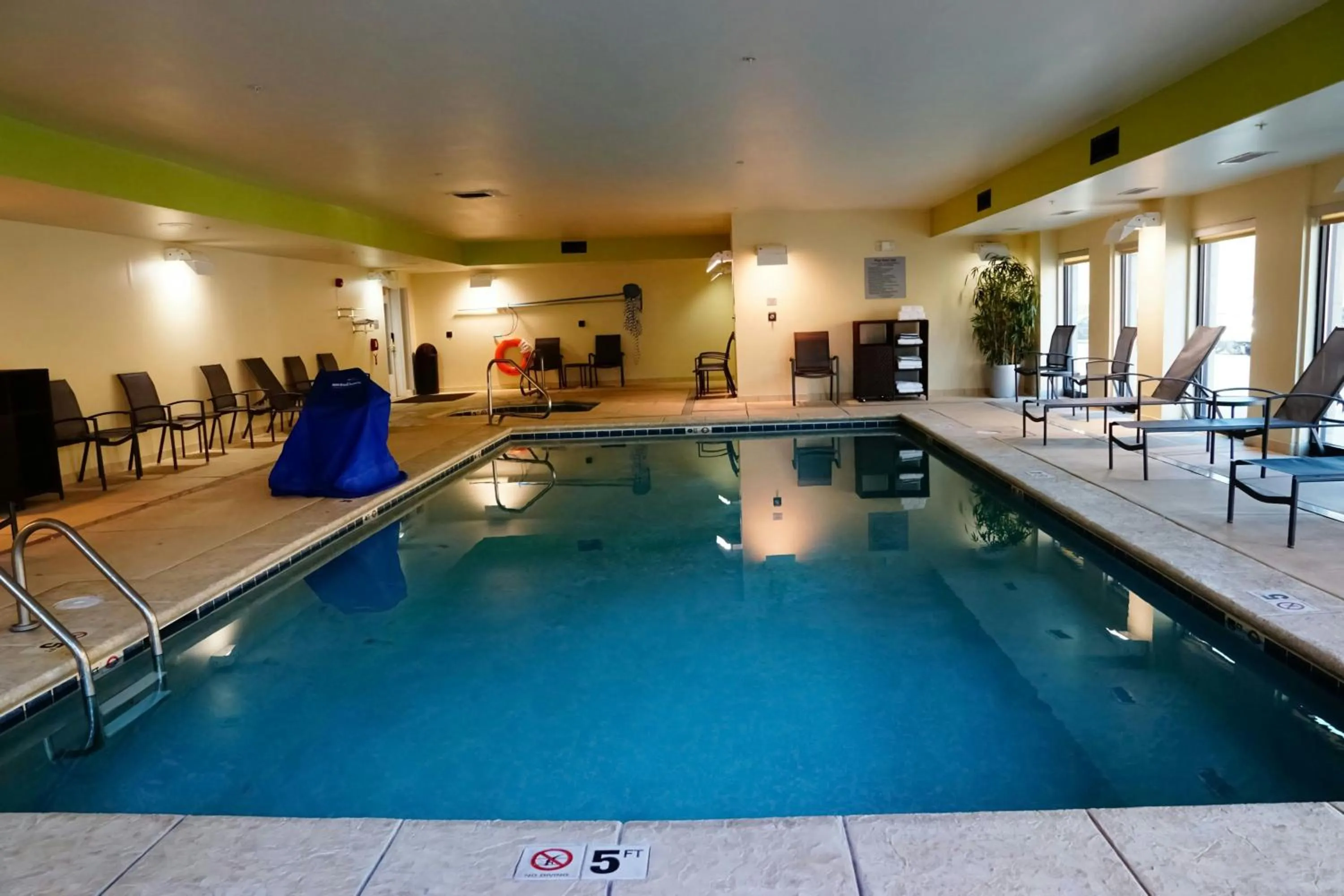 Swimming pool in Fairfield Inn & Suites by Marriott Denver Aurora/Parker