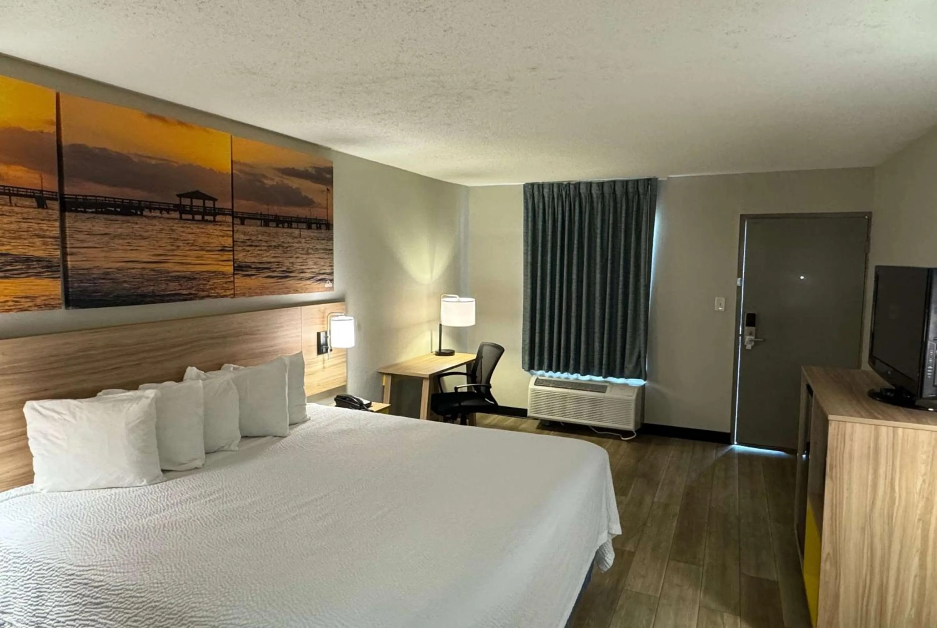 Photo of the whole room, Bed in Days Inn by Wyndham Crystal River