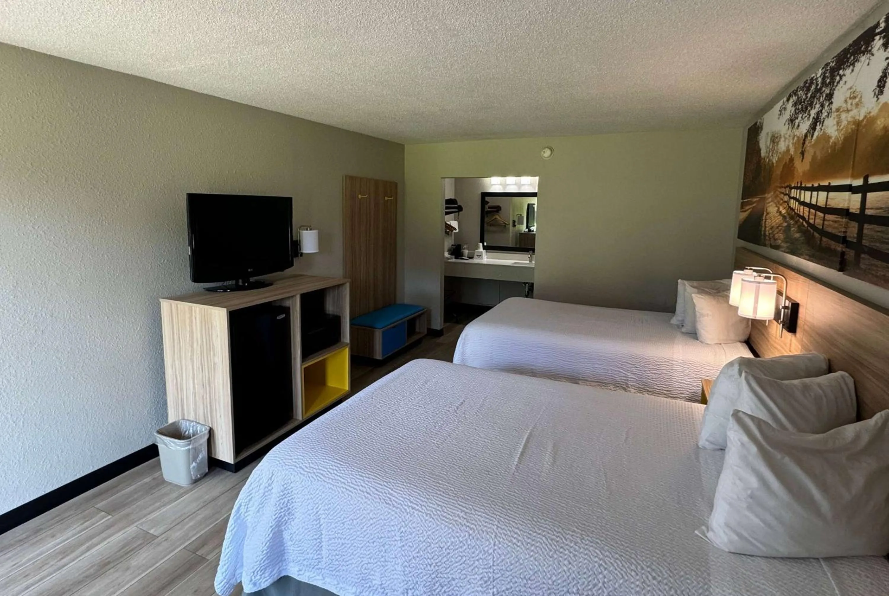 Photo of the whole room, Bed in Days Inn by Wyndham Crystal River