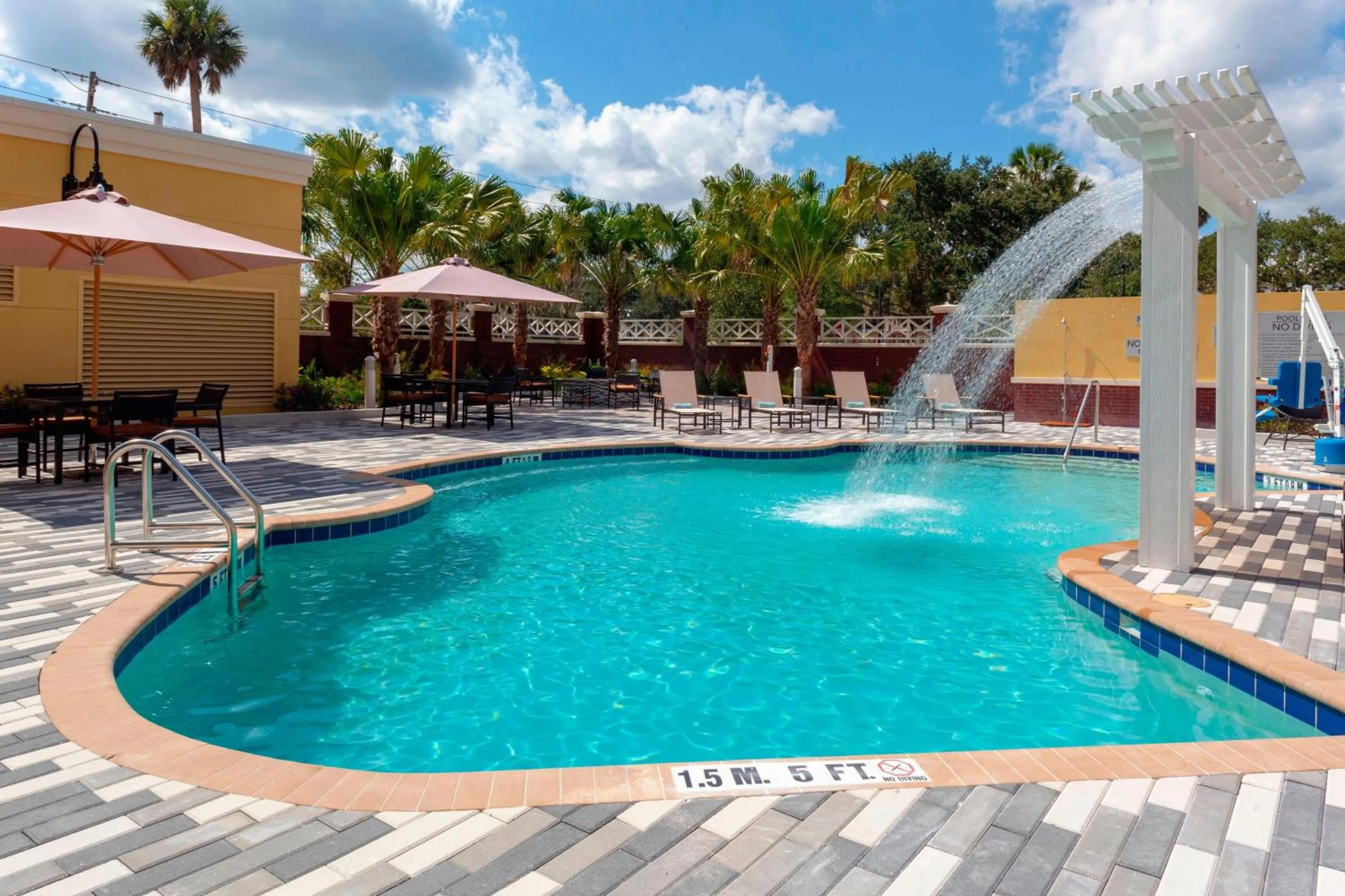 Swimming pool in Courtyard by Marriott DeLand Historic Downtown
