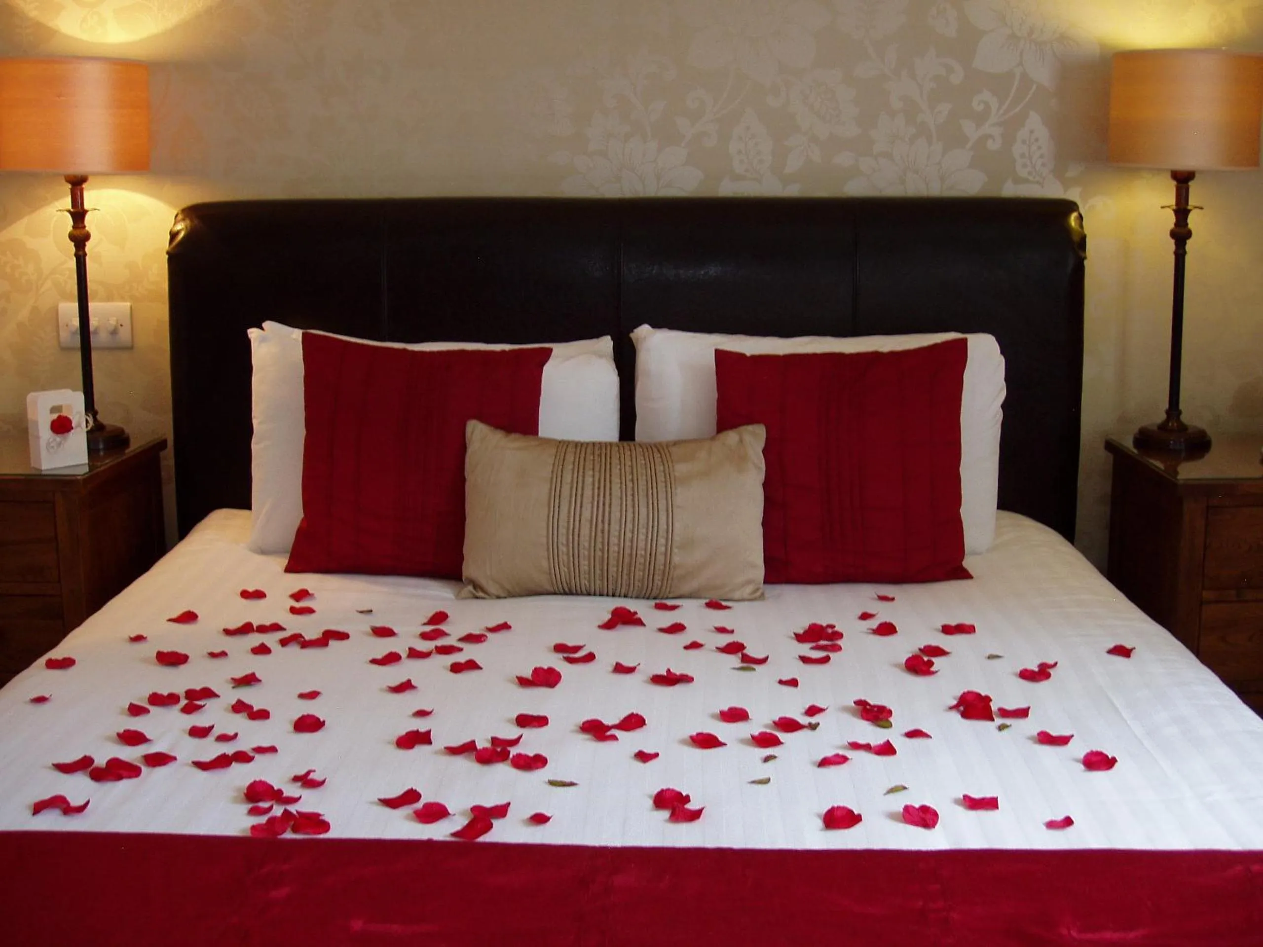 Decorative detail, Bed in The Hideaway At Windermere (Adults only)