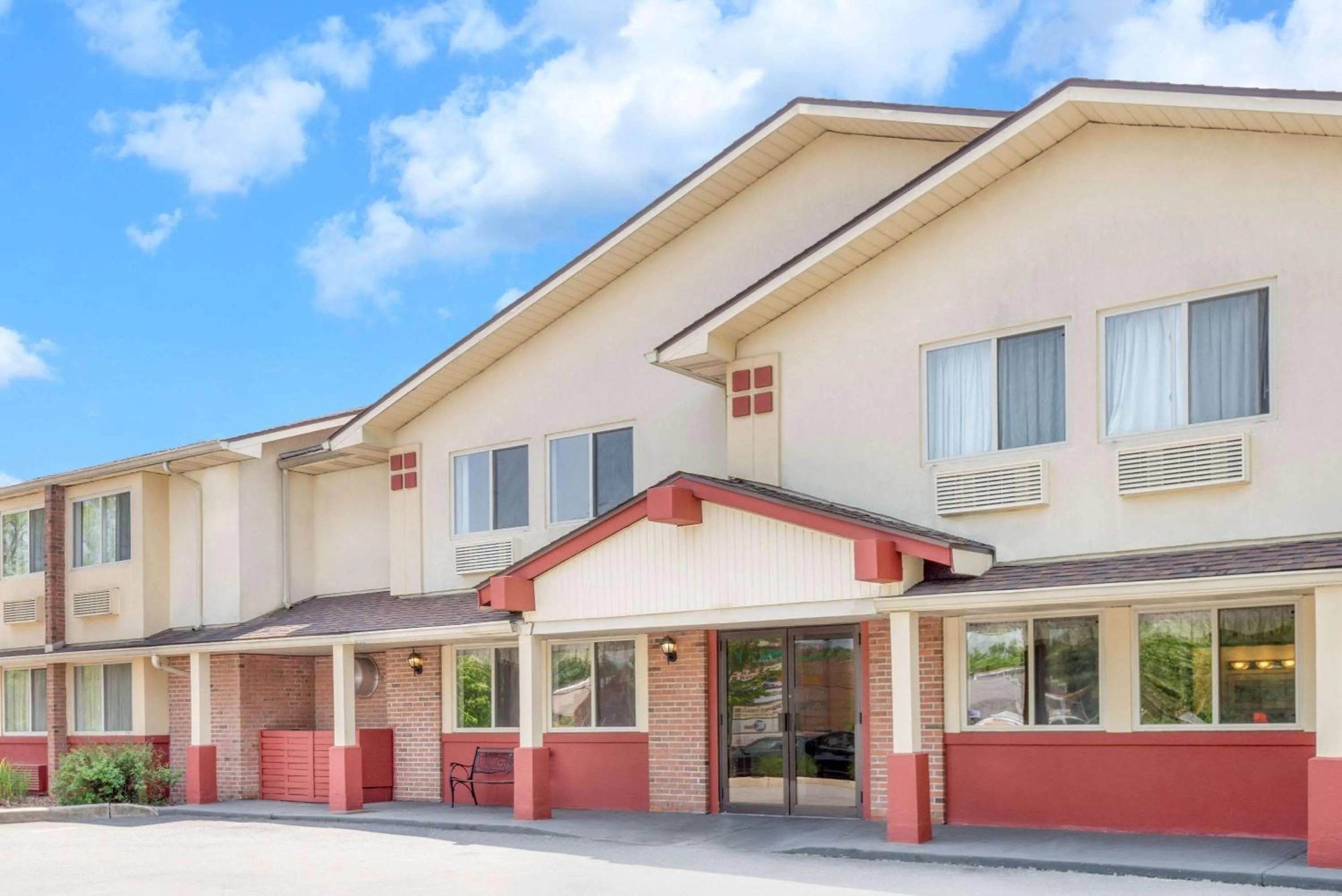 Property building in Super 8 by Wyndham Kingston