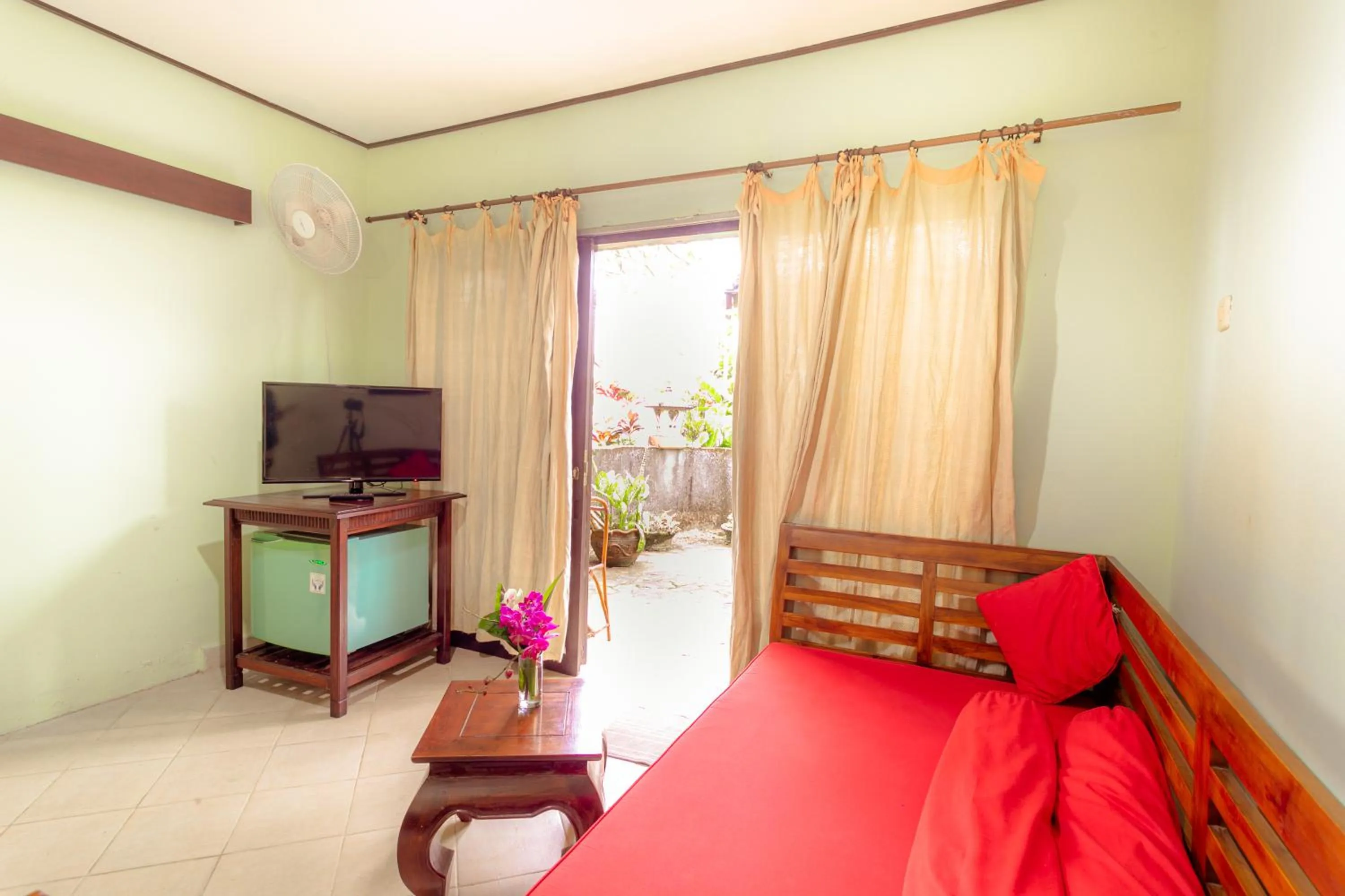 Communal lounge/ TV room, Bed in Pacung Indah Hotel & Restaurant by ecommerceloka