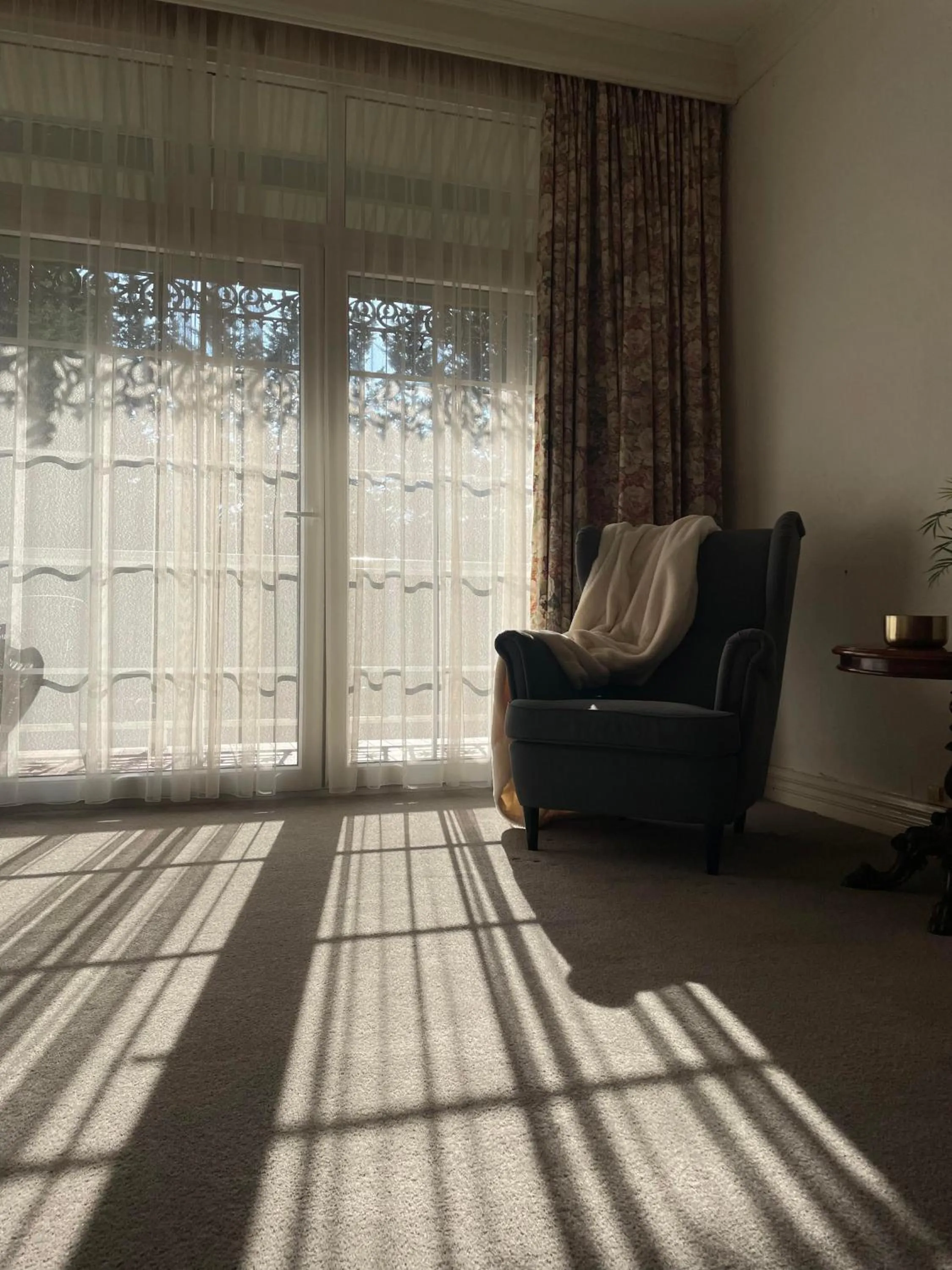 Seating area in Victoria House Motor Inn