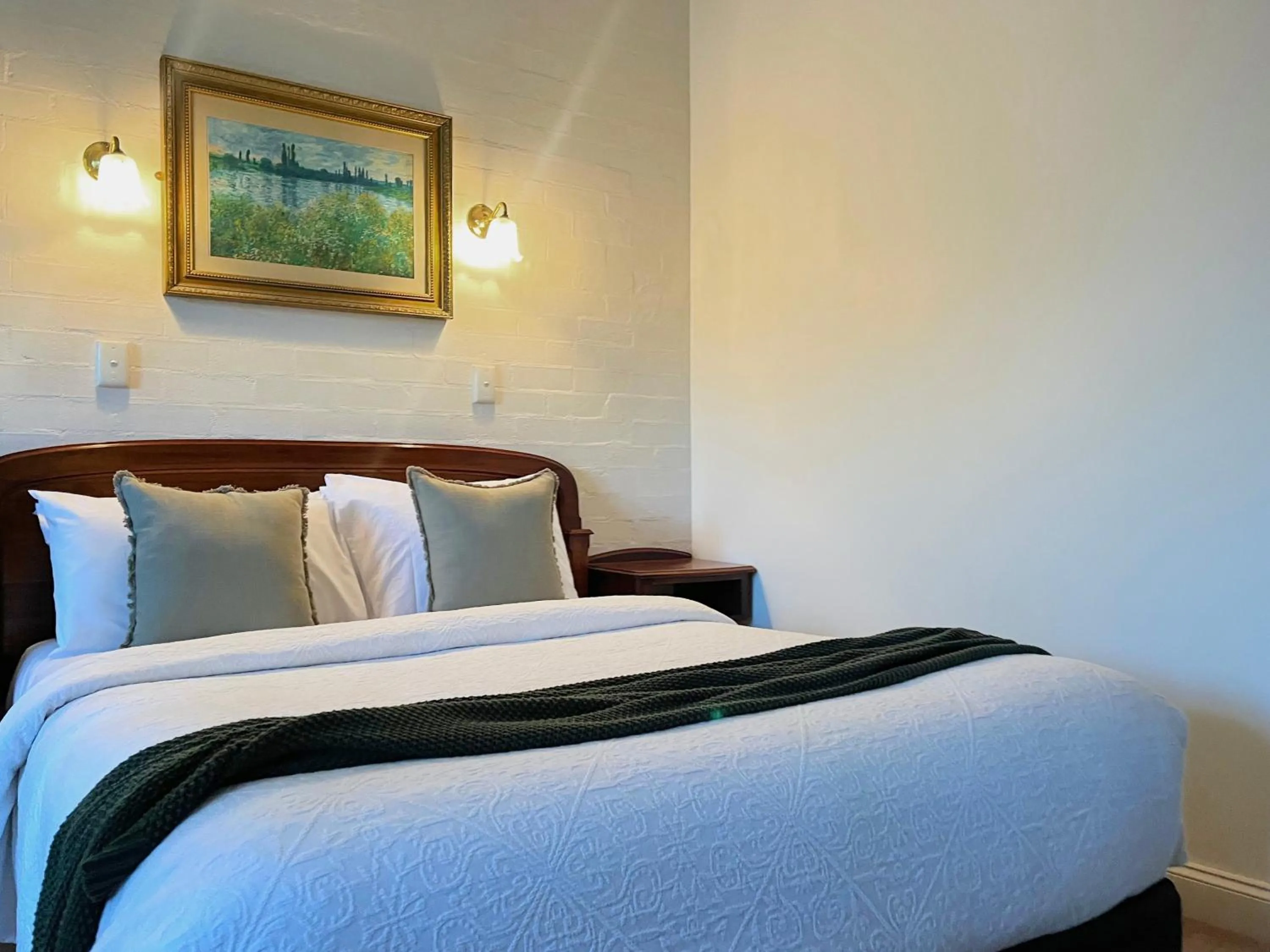 Bedroom, Bed in Victoria House Motor Inn