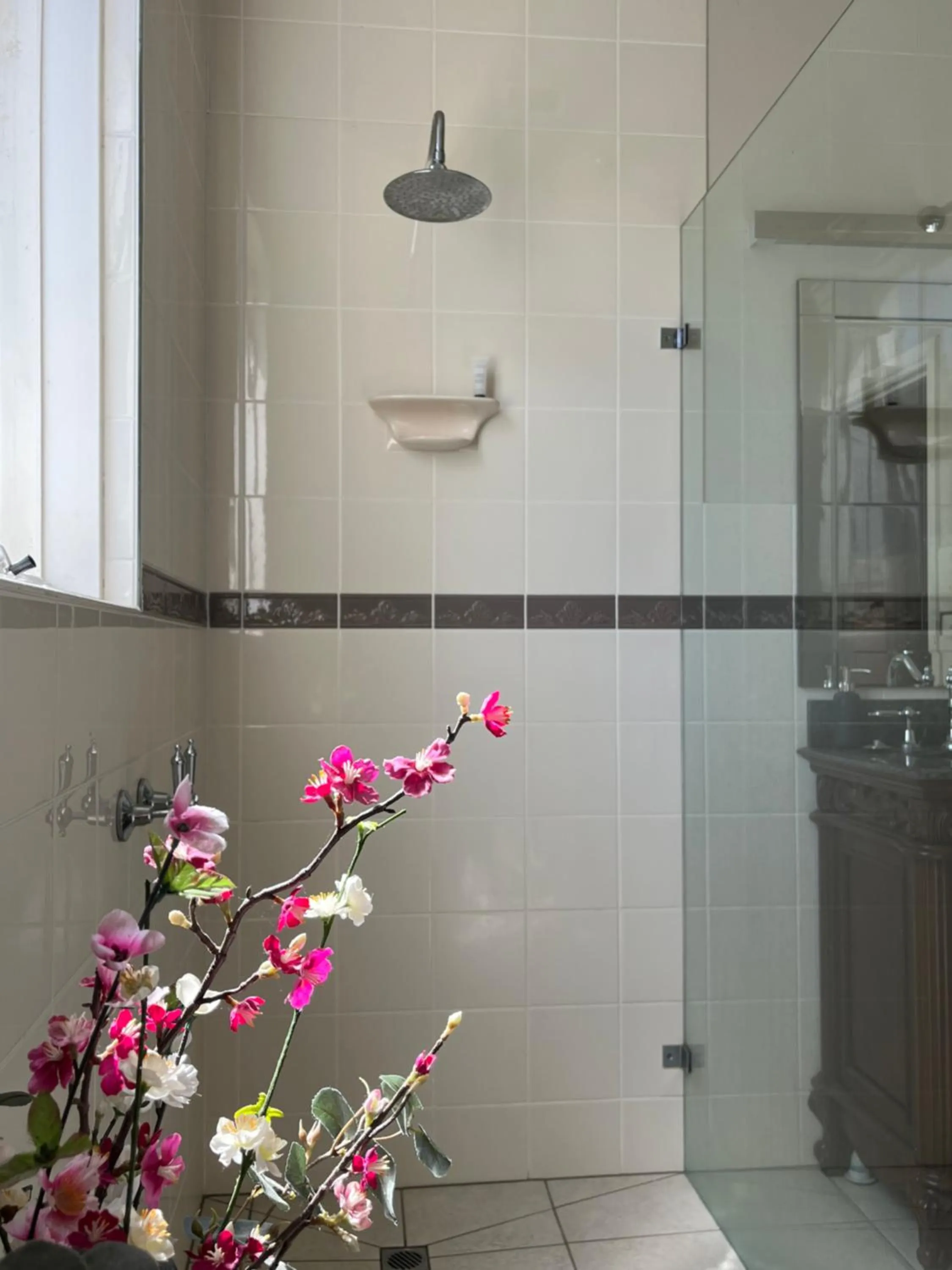 Bathroom in Victoria House Motor Inn