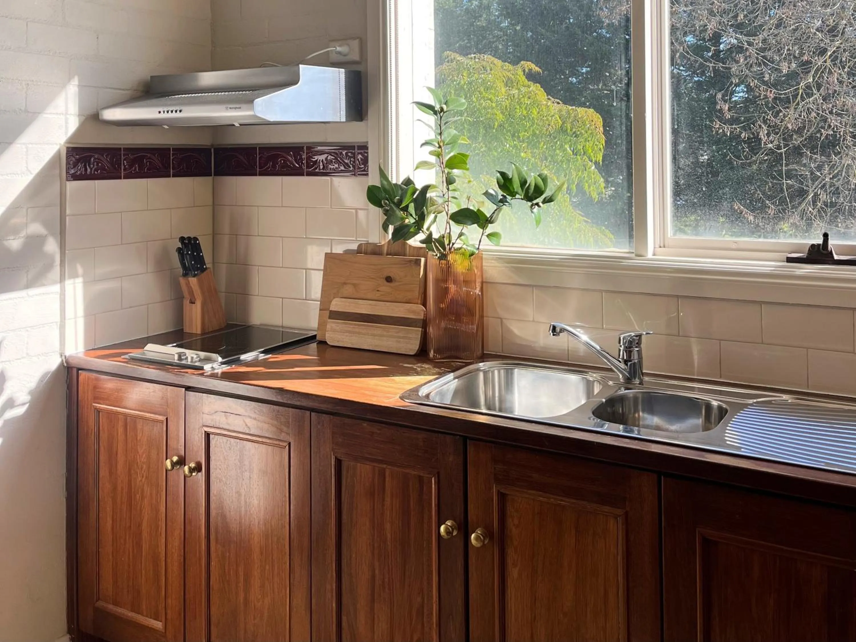 Kitchen or kitchenette in Victoria House Motor Inn