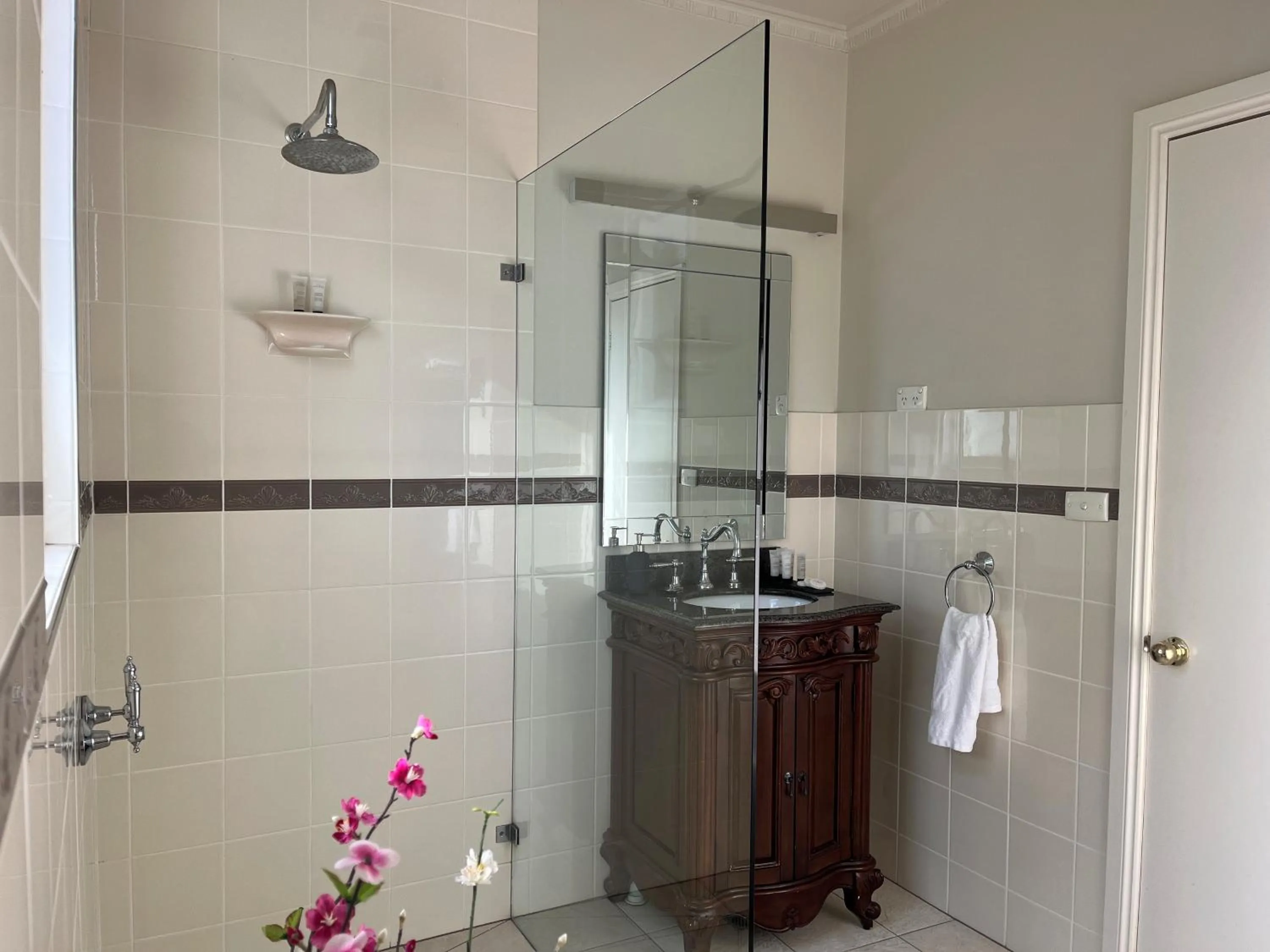 Bathroom in Victoria House Motor Inn