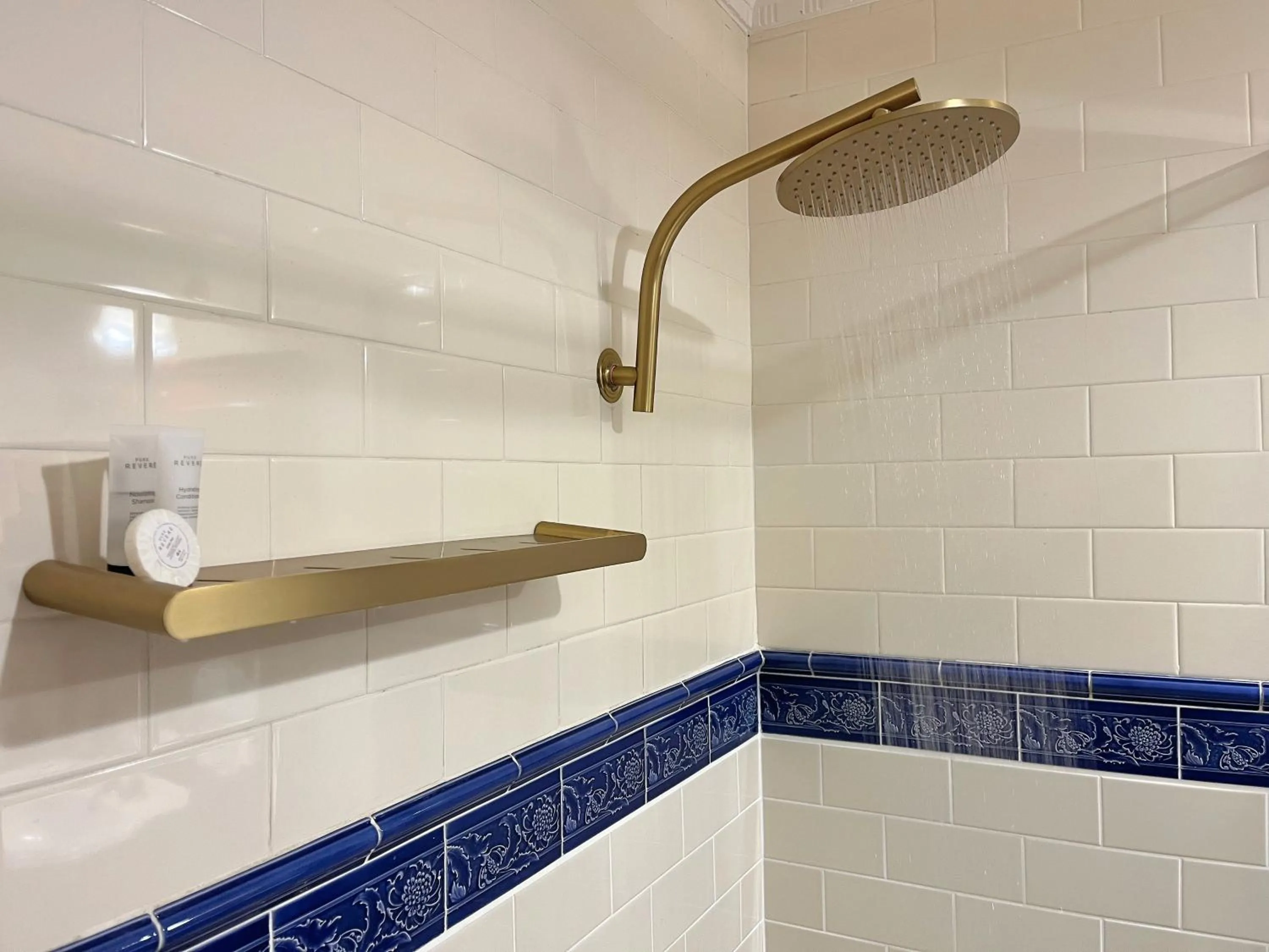 Shower in Victoria House Motor Inn