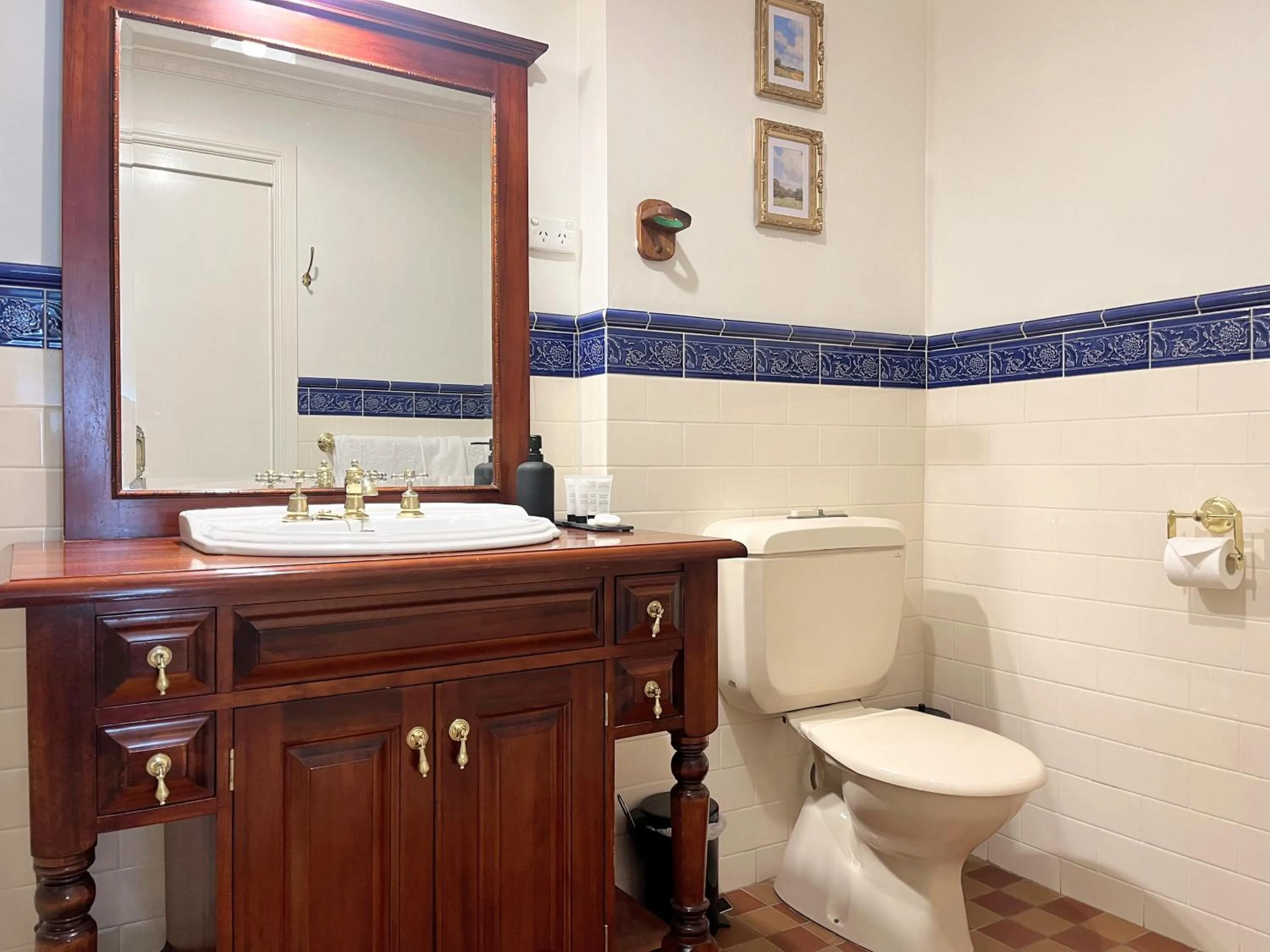 Bathroom in Victoria House Motor Inn