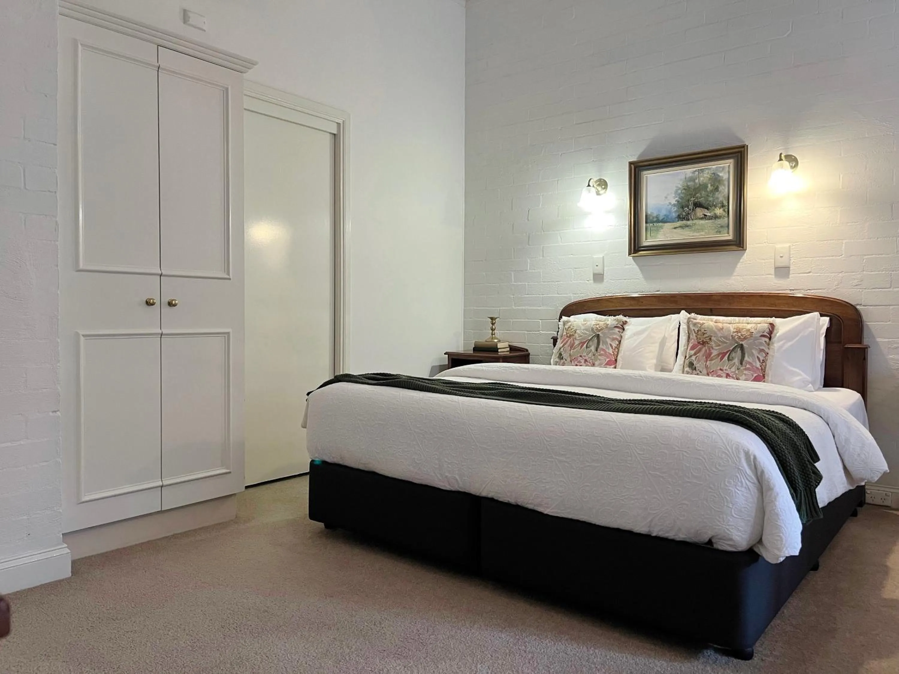 Bed in Victoria House Motor Inn