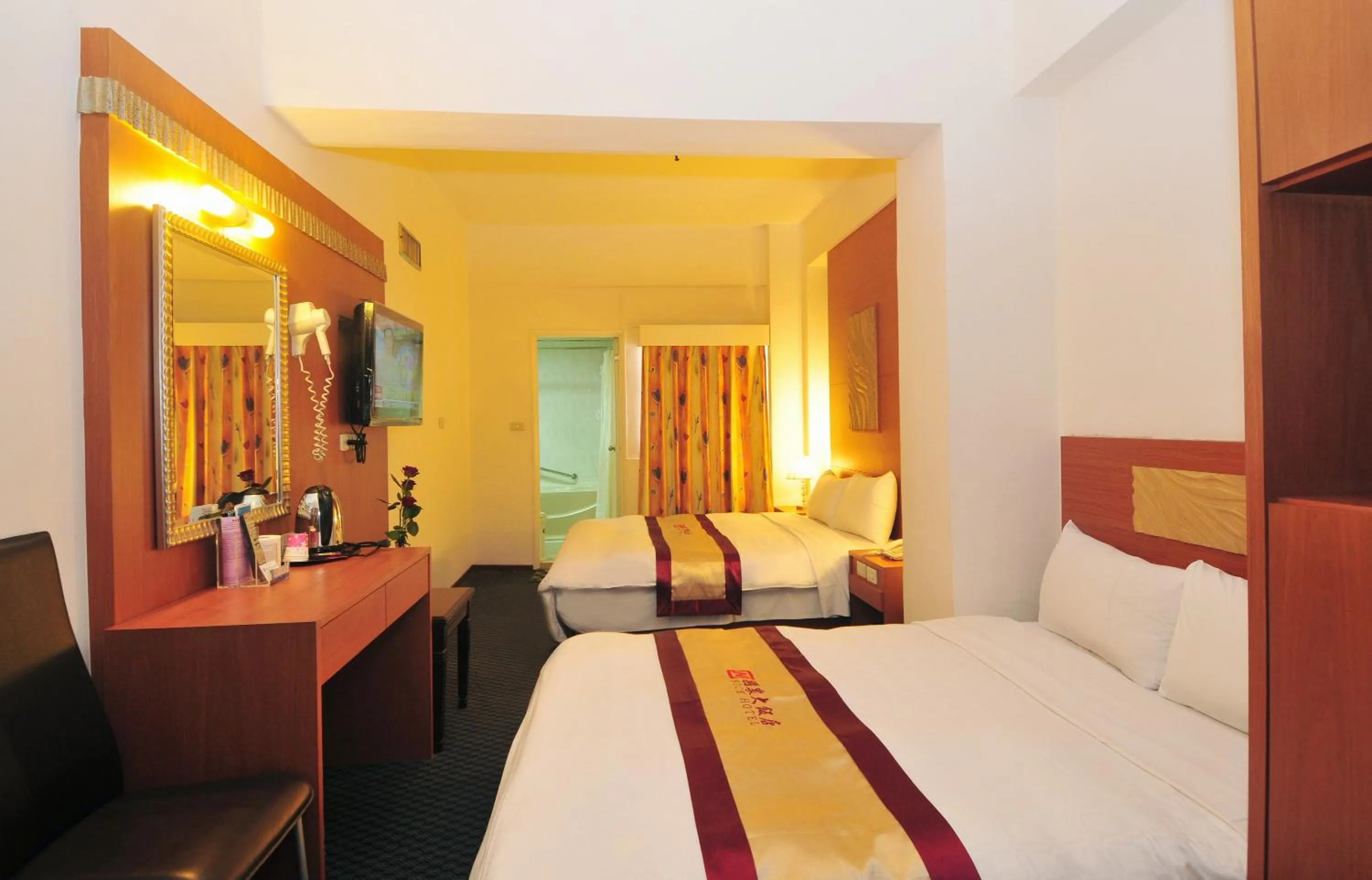 Toilet, Bed in LI QING Hotel