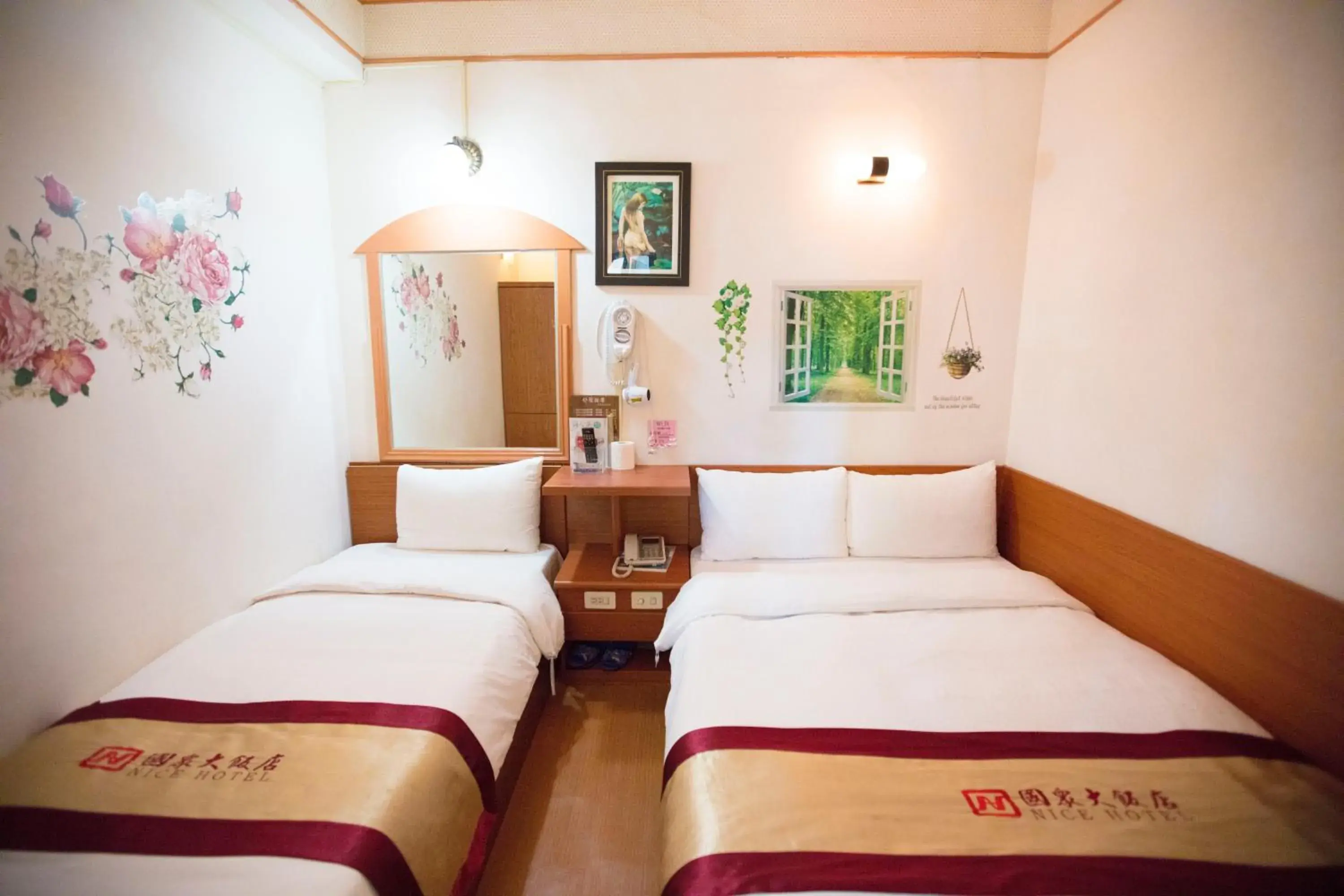 Triple Room with City View in Nice Hotel Triple Room with City View in Nice Hotel