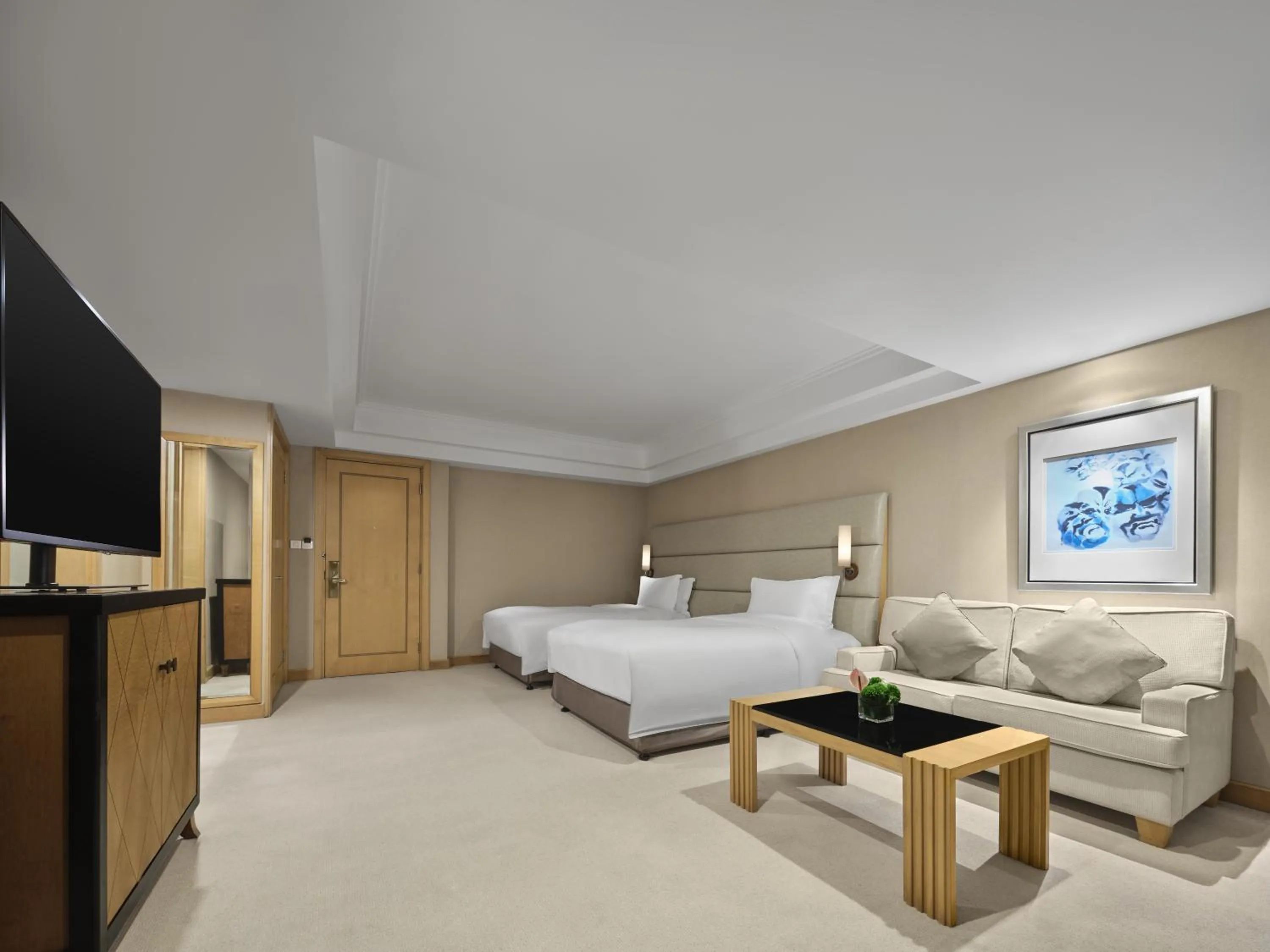 Photo of the whole room, Bed in DoubleTree by Hilton Shanghai Pudong