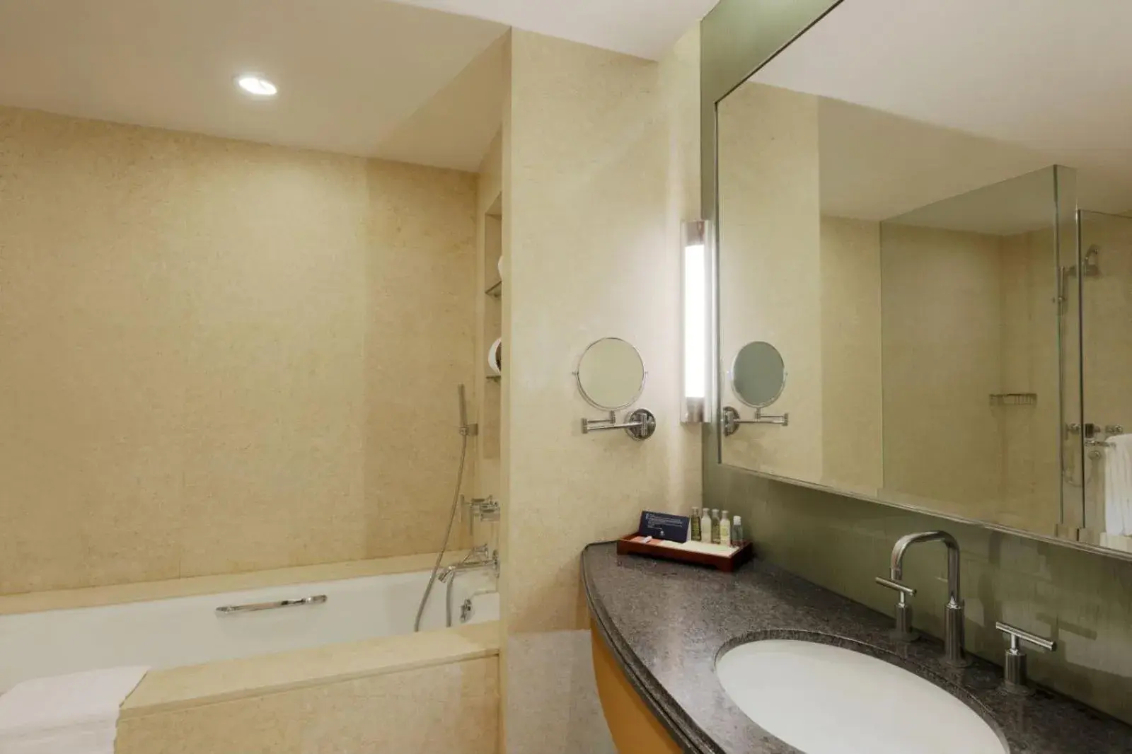 Deluxe Twin Room in DoubleTree by Hilton Shanghai Pudong - Present welcome cookie Deluxe Twin Room in DoubleTree by Hilton Shanghai Pudong - Present welcome cookie