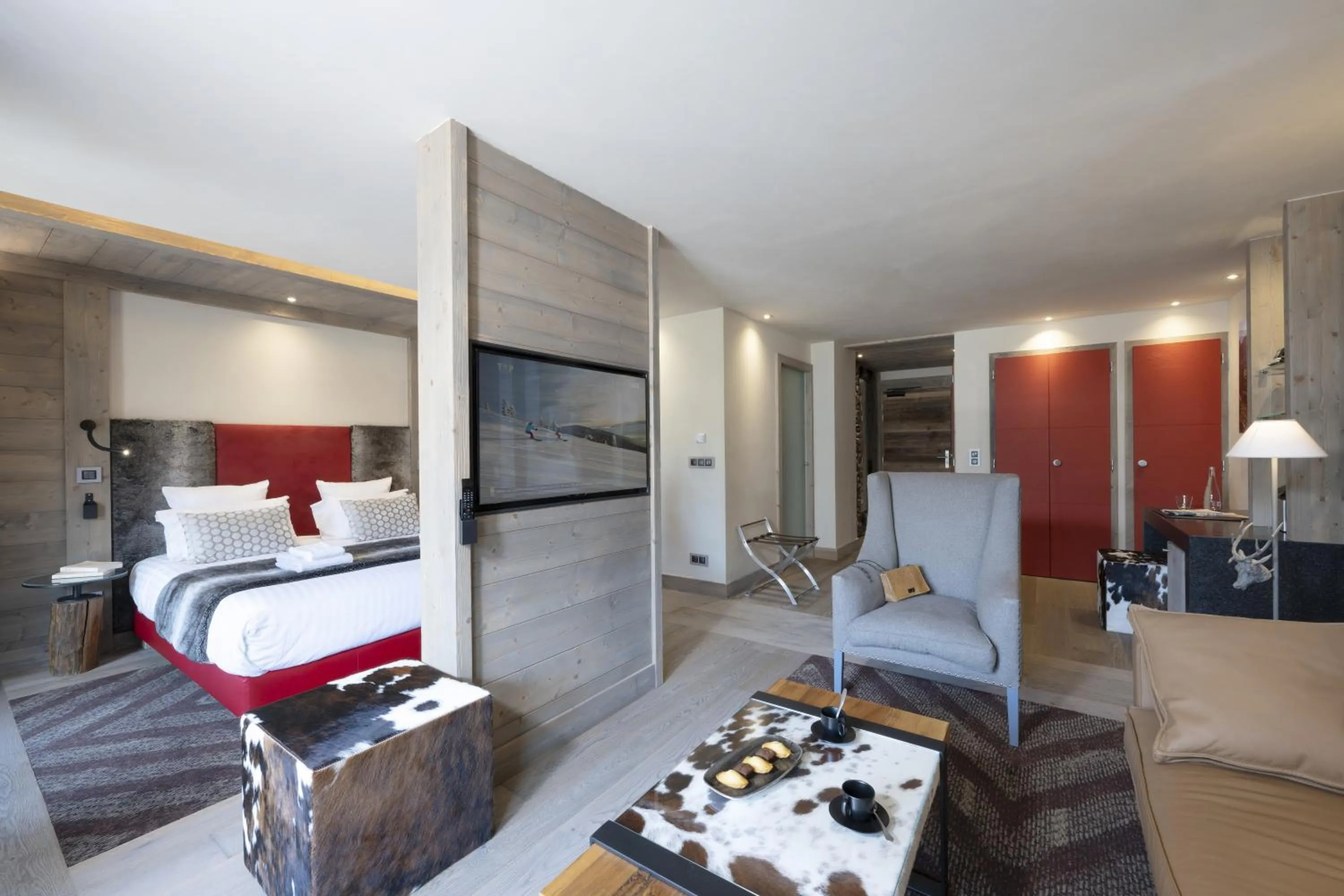 Living room, Bed in MGM Hôtels & Résidences - Hôtel Les Suites d'Alexane