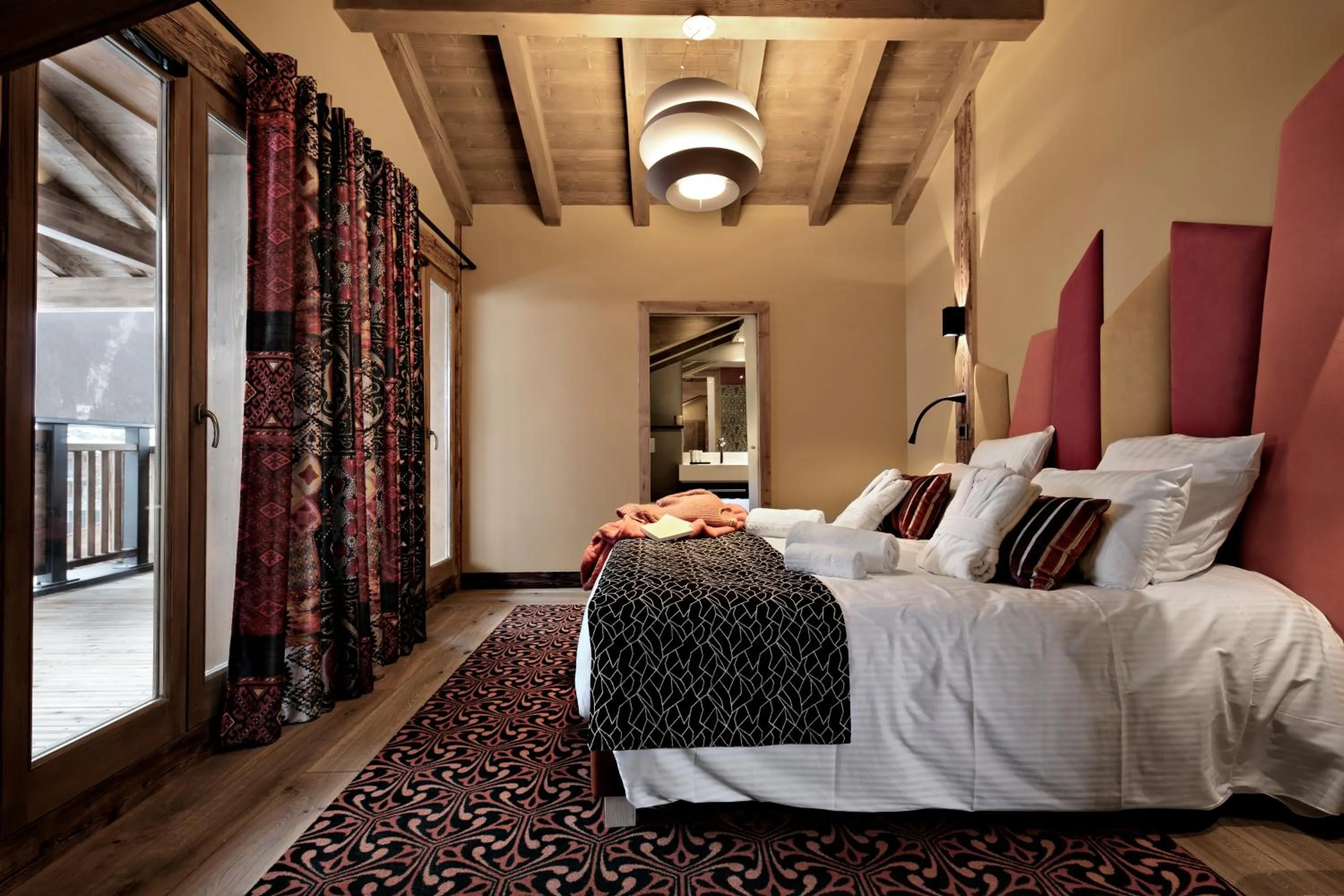 Bedroom, Bed in MGM Hôtels & Résidences - Hôtel Les Suites d'Alexane