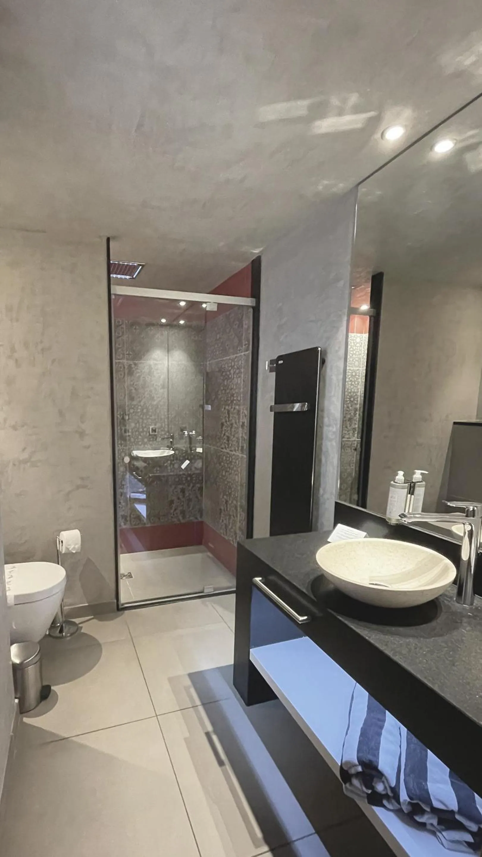 Shower in MGM Hôtels & Résidences - Hôtel Les Suites d'Alexane