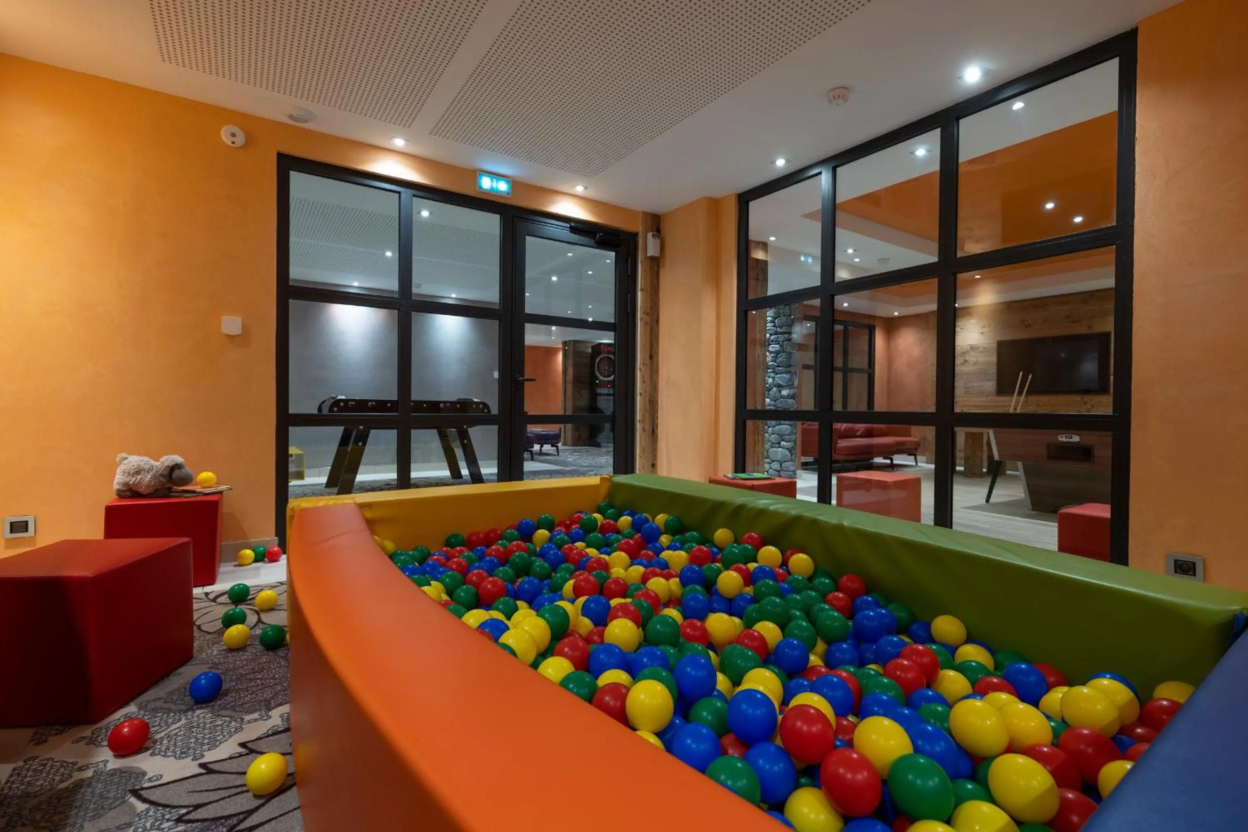 Game Room in MGM Hôtels & Résidences - Hôtel Les Suites d'Alexane