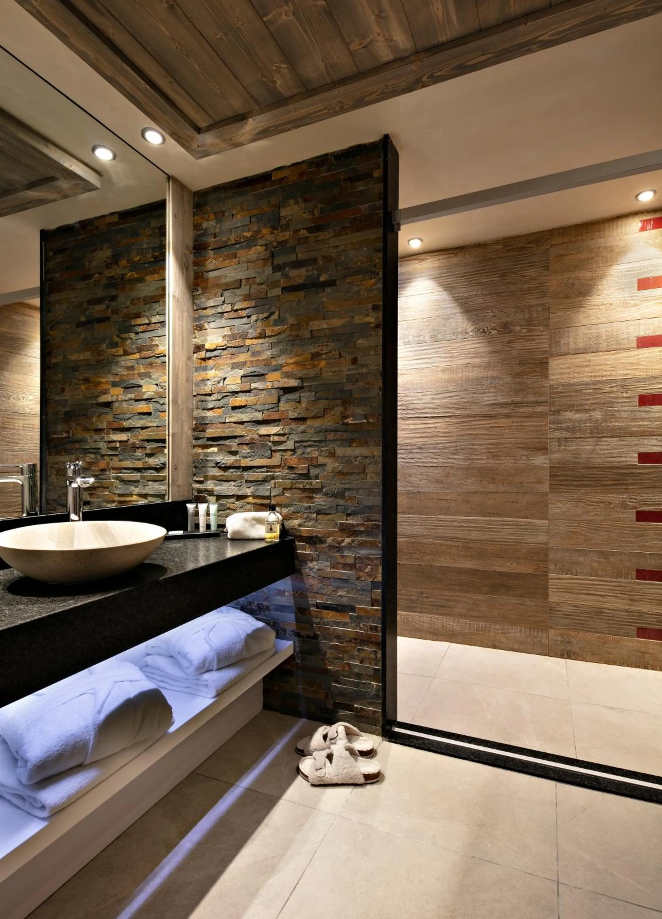 Bathroom, Bed in MGM Hôtels & Résidences - Hôtel Les Suites d'Alexane