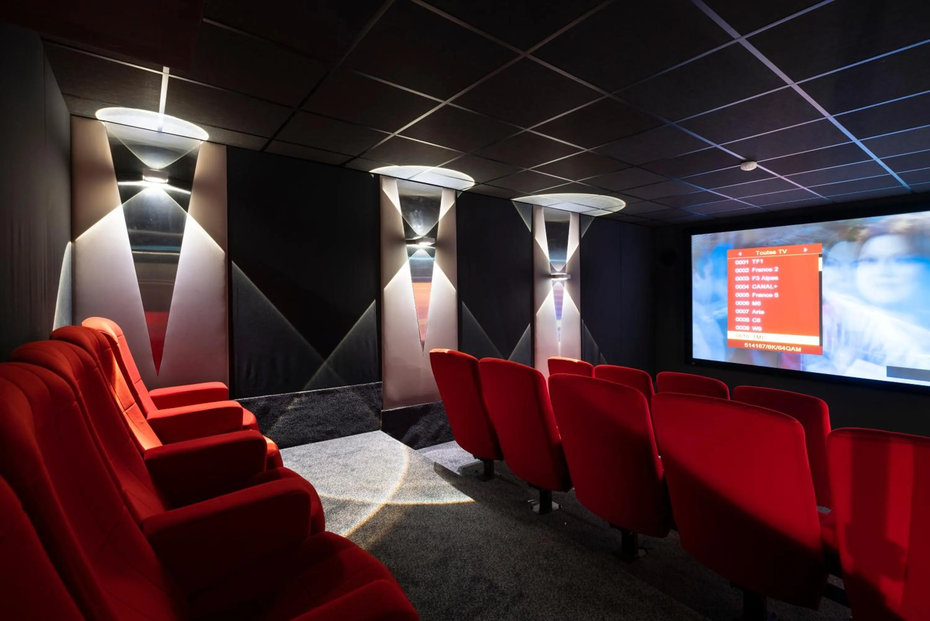 Game Room in MGM Hôtels & Résidences - Hôtel Les Suites d'Alexane