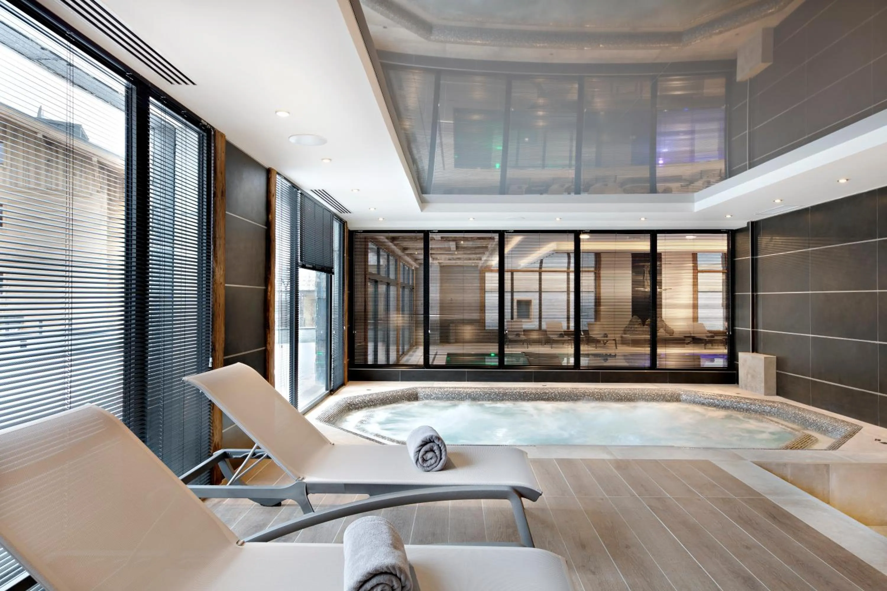 Hot Tub in MGM Hôtels & Résidences - Hôtel Les Suites d'Alexane