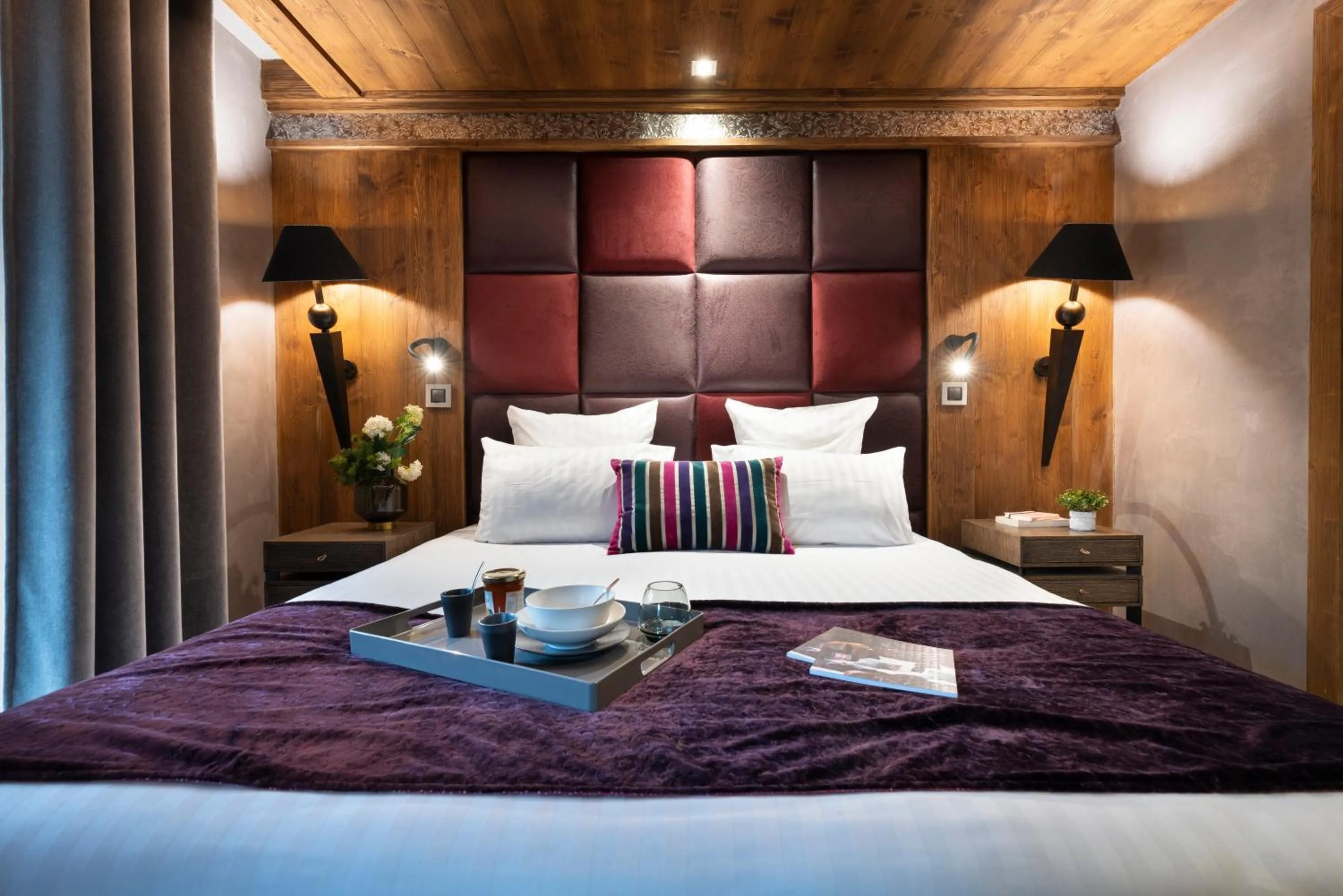 Bedroom, Bed in MGM Hôtels & Résidences - Hôtel Les Suites d'Alexane