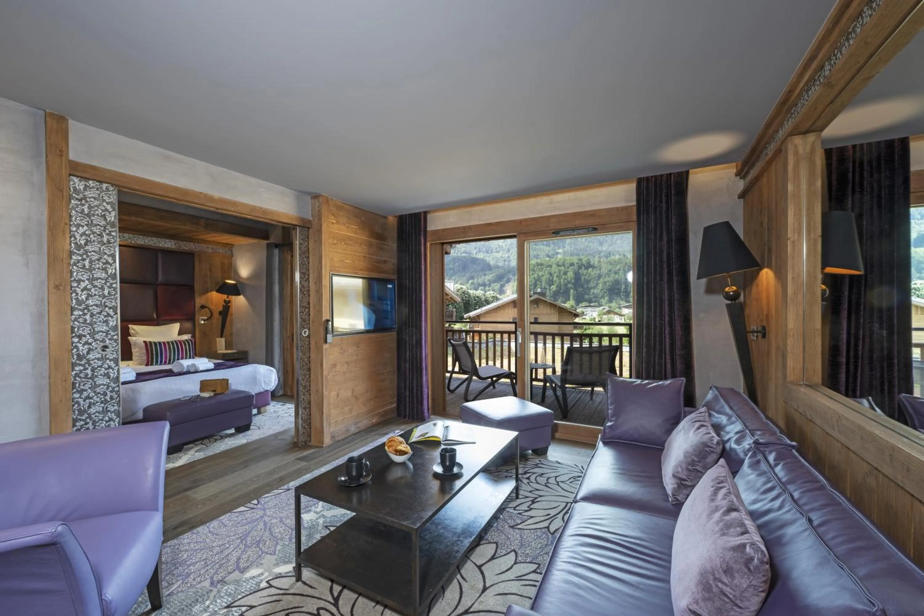 Living room, Bed in MGM Hôtels & Résidences - Hôtel Les Suites d'Alexane