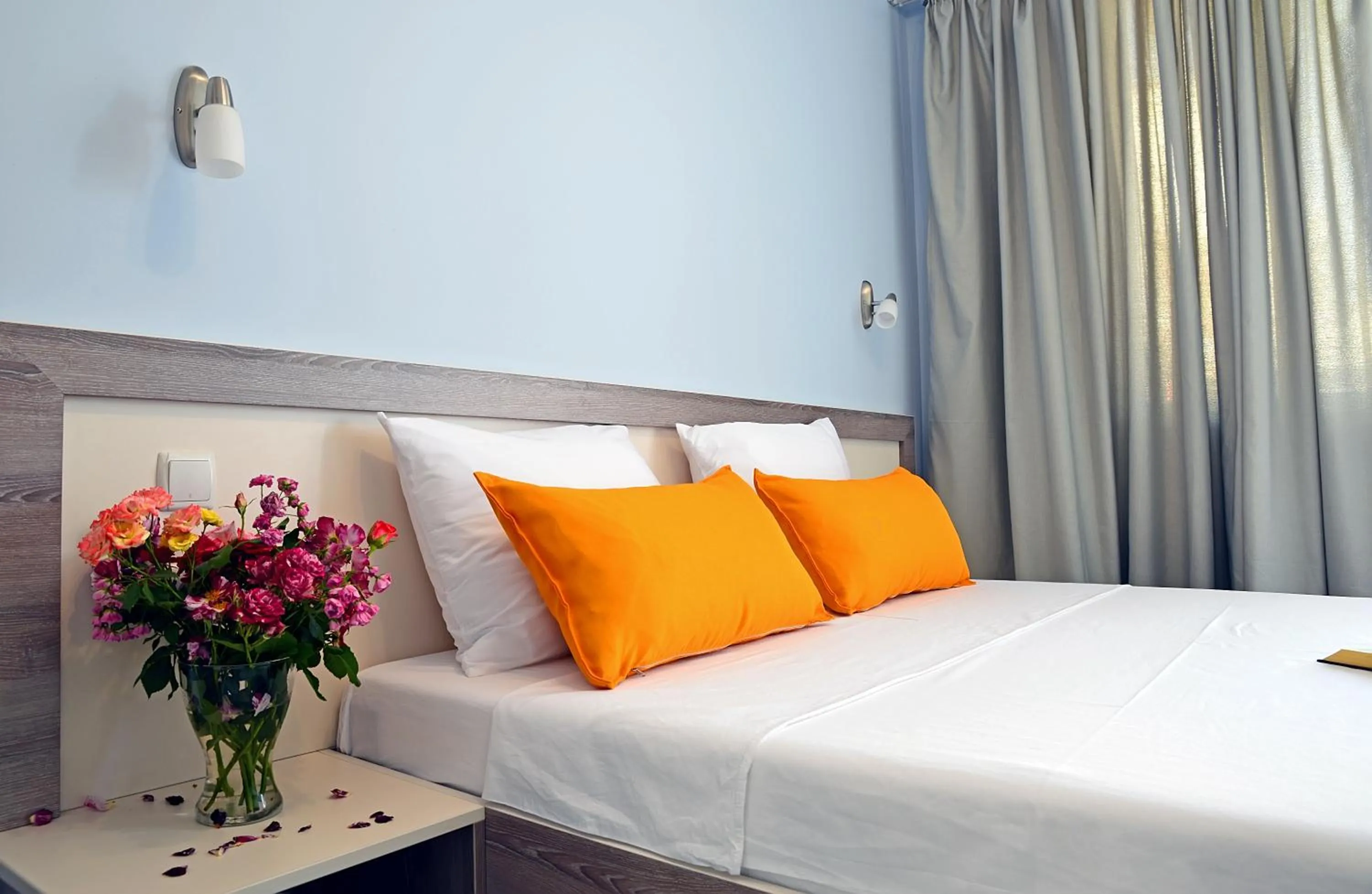 Shower, Bed in Visito Aparthouse