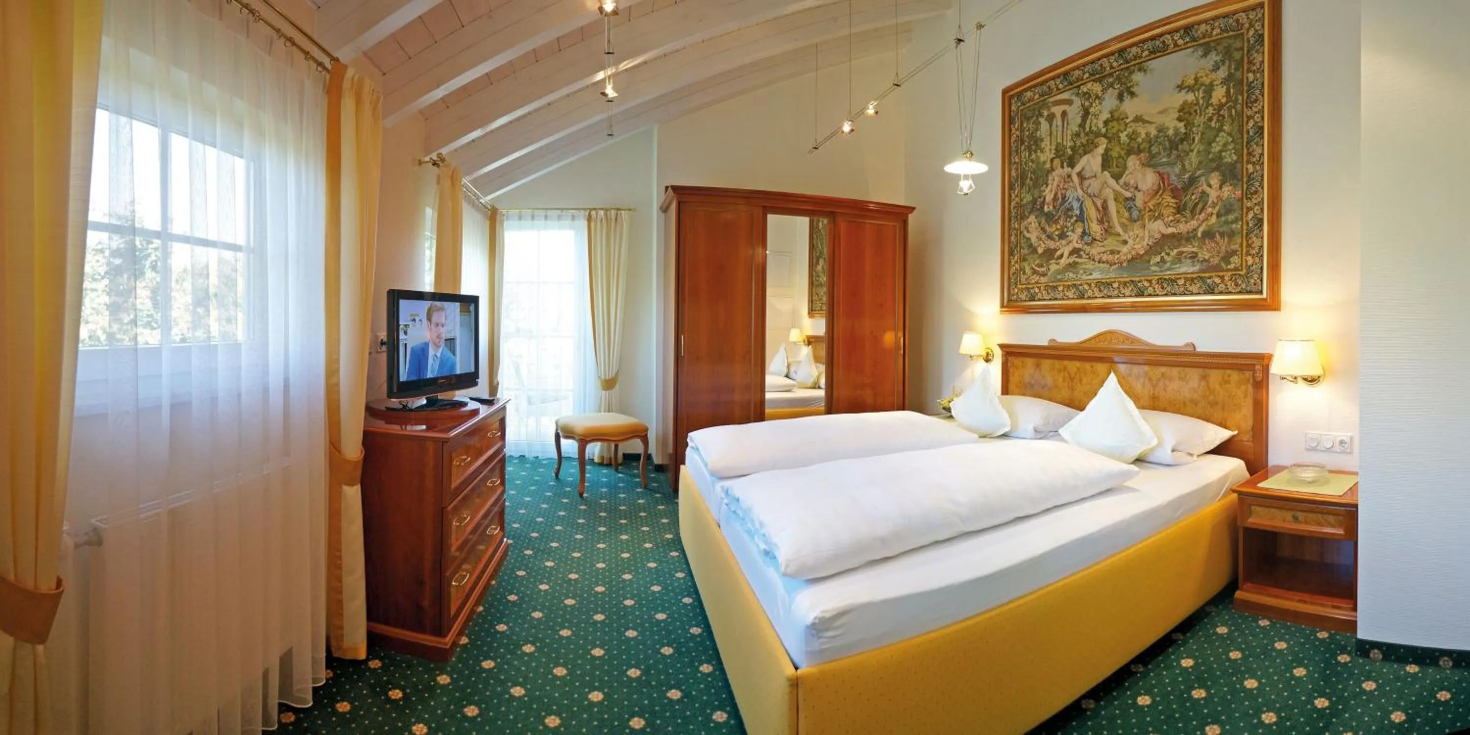 Photo of the whole room, Bed in Hotel Sacher-Stoiber