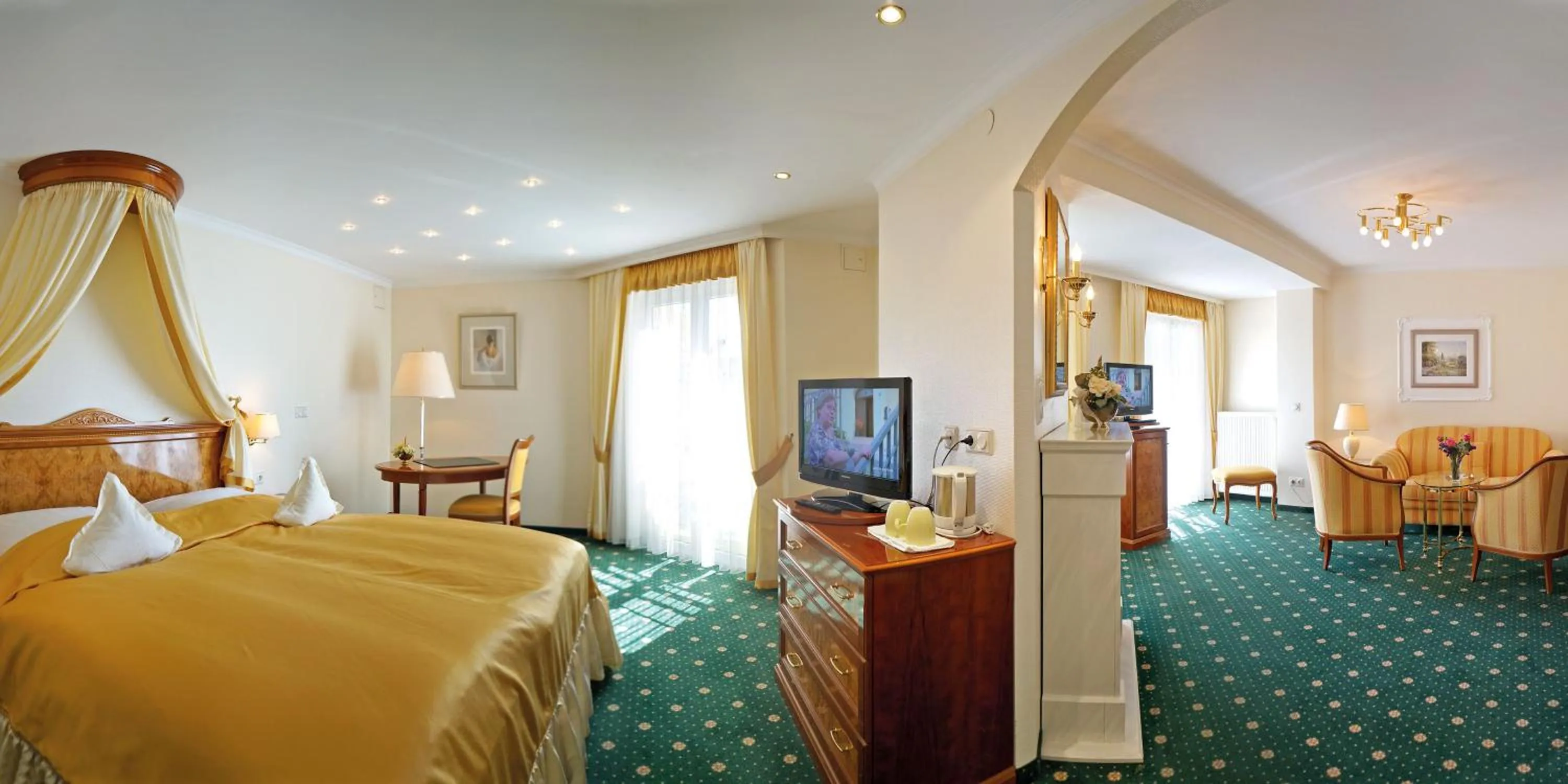 Garden view, Bed in Hotel Sacher-Stoiber